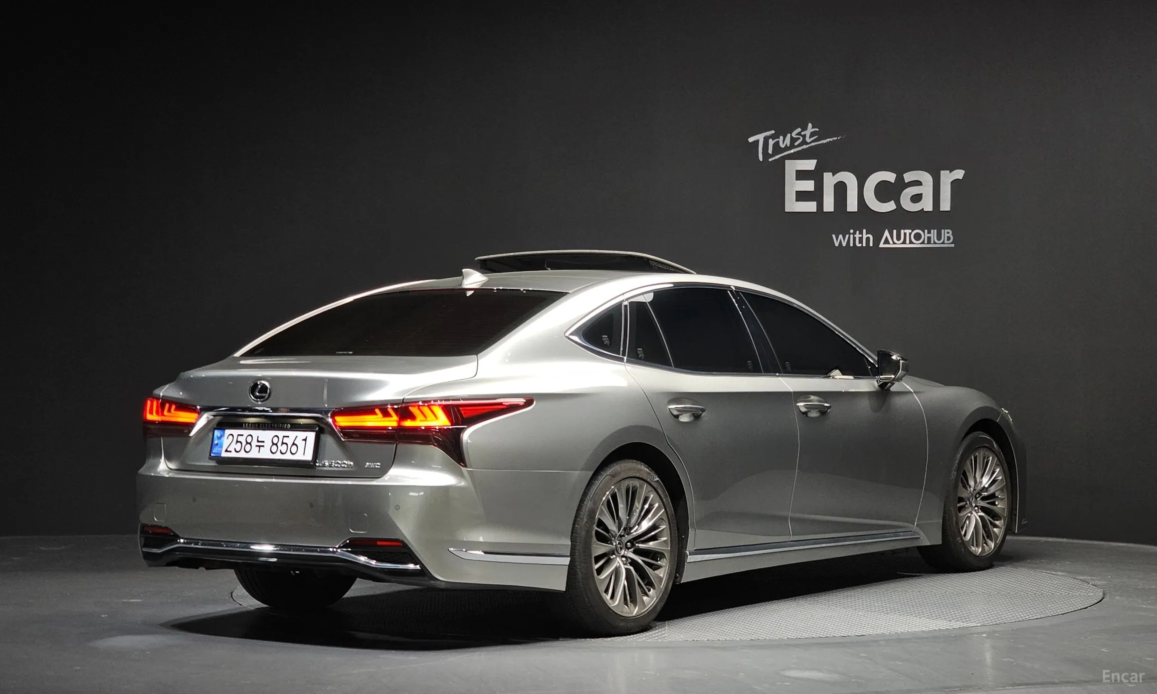 Lexus LS500h Gen 5