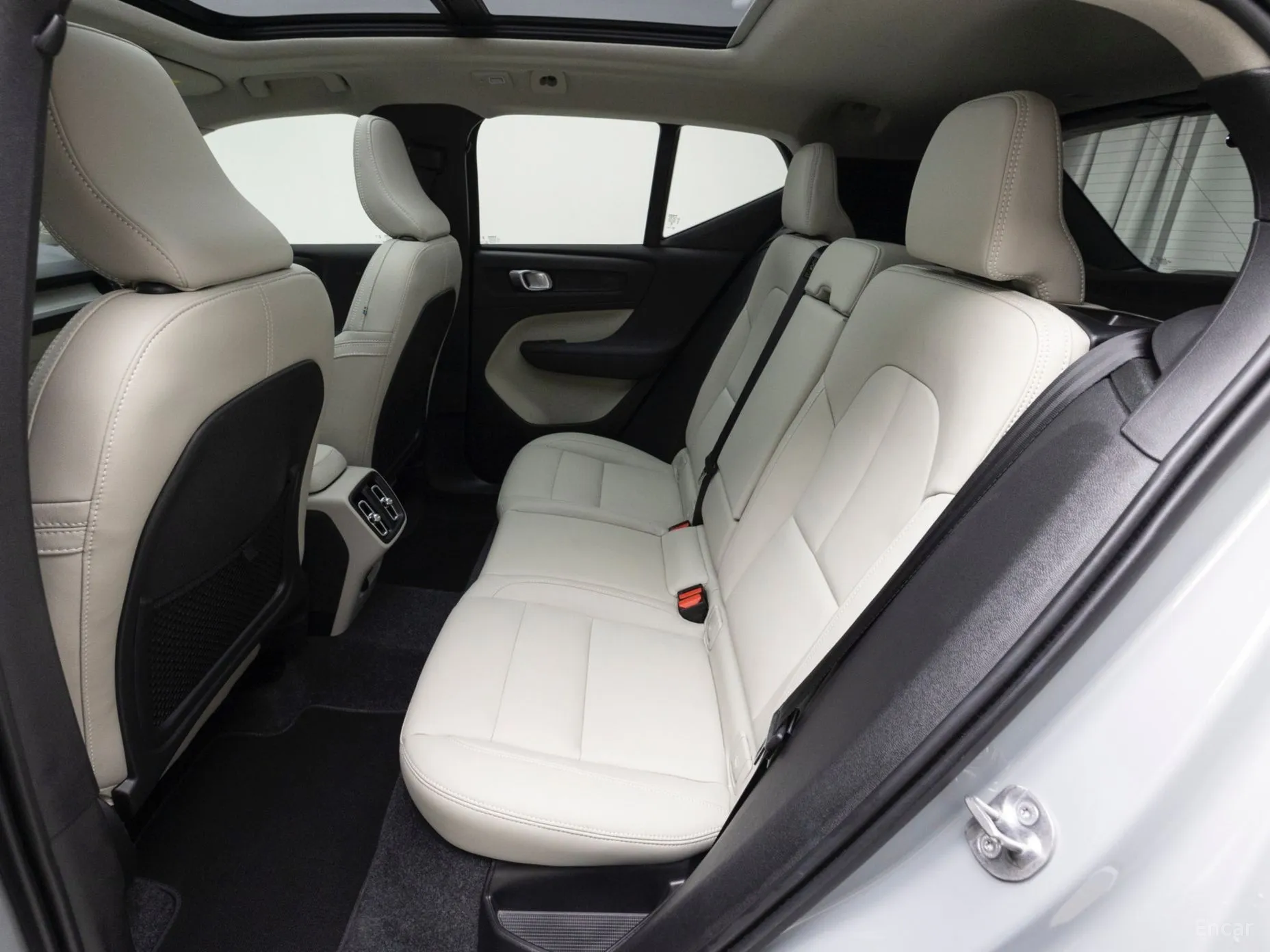Volvo XC40 превью 10