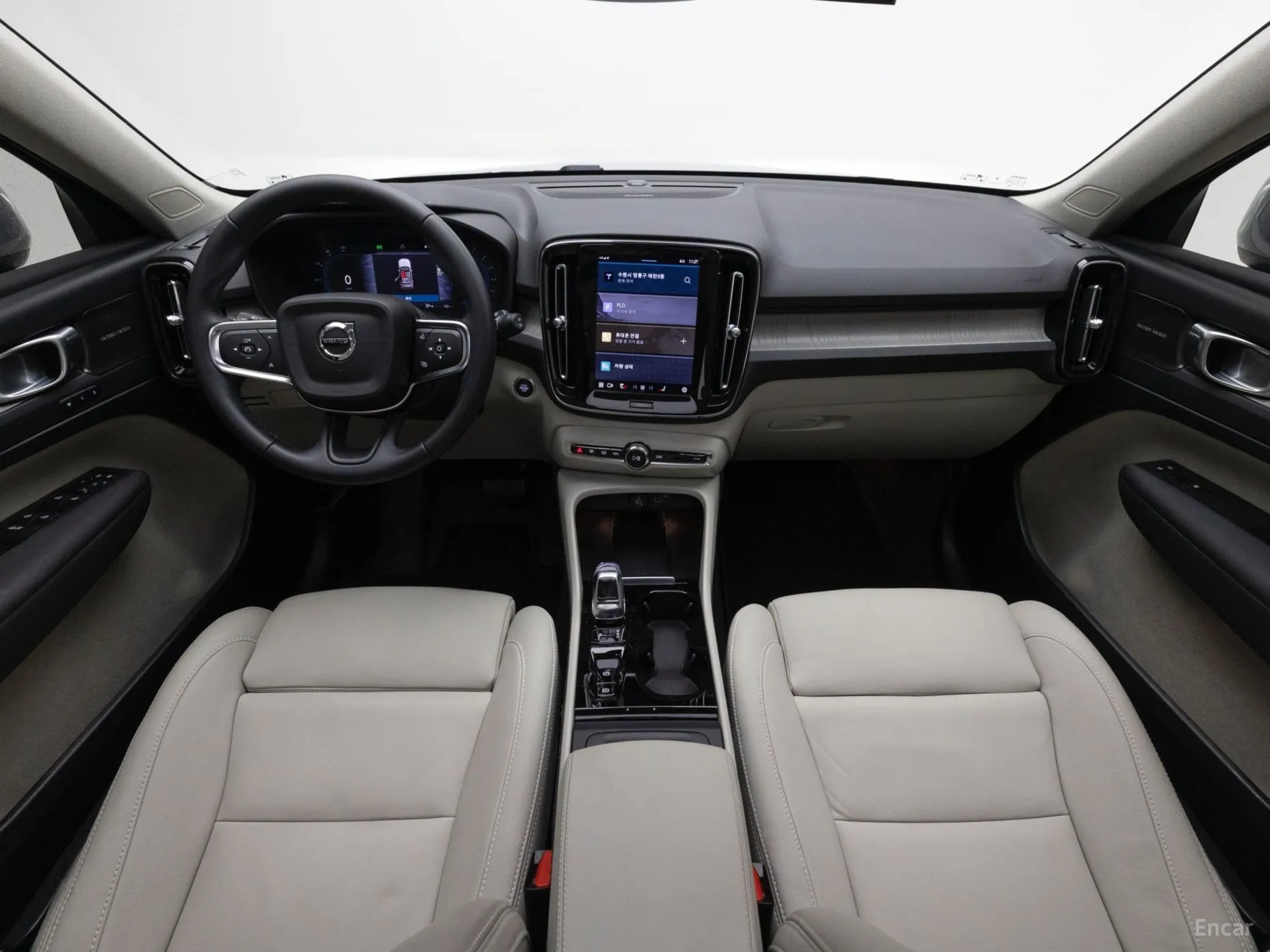 Volvo XC40 превью 7