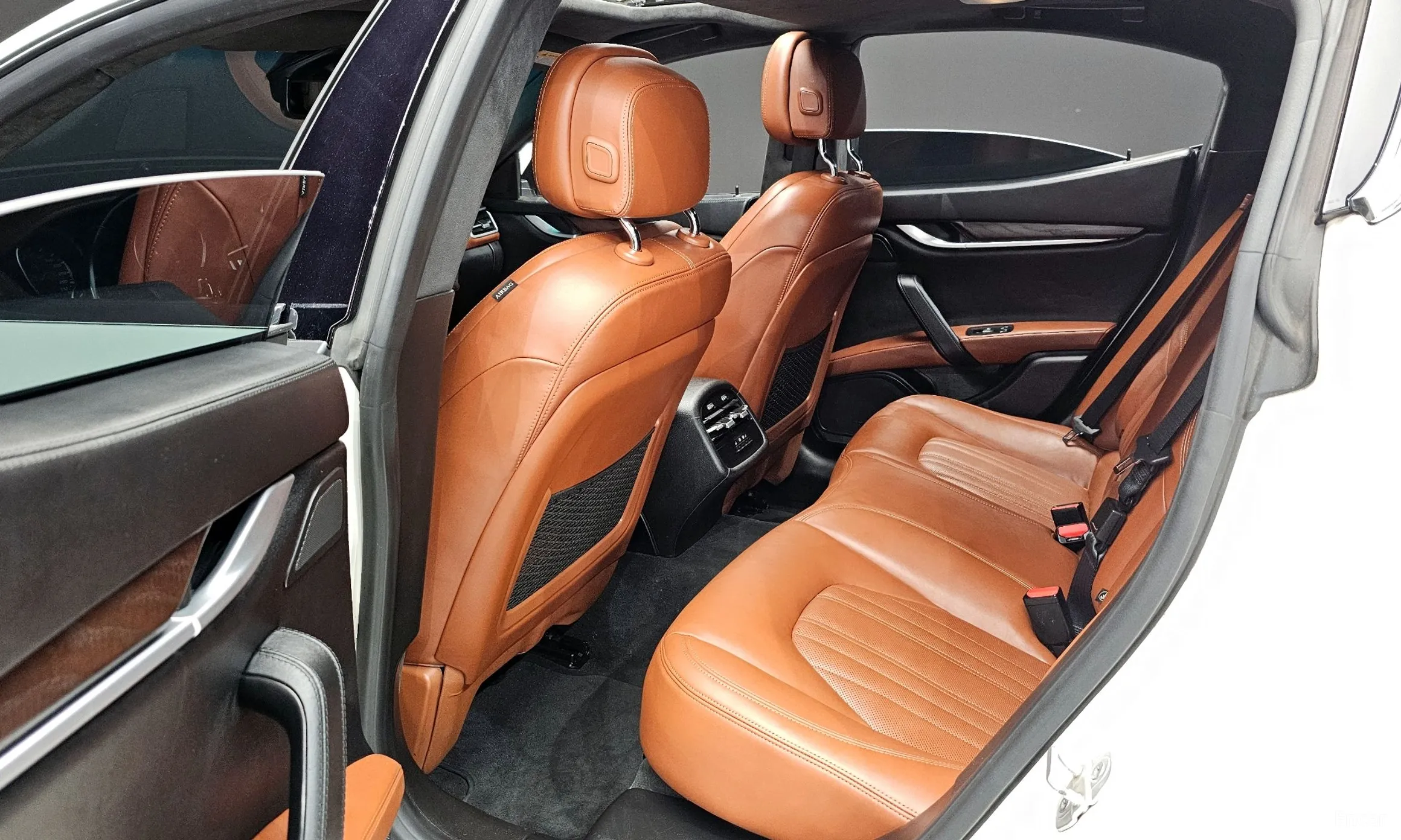Maserati Ghibli превью 10