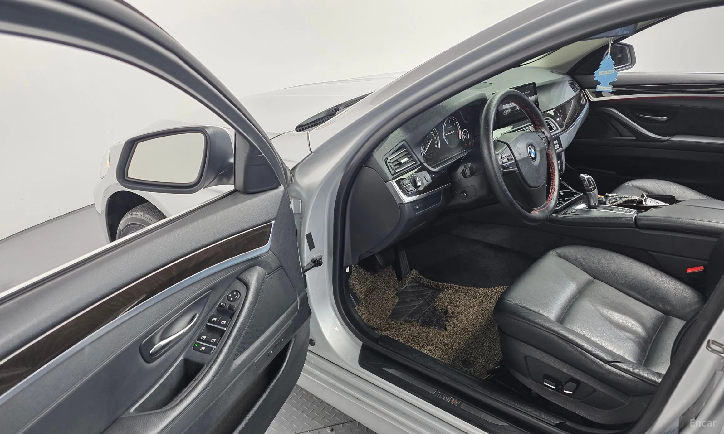 BMW 5 Series (F10) превью 13