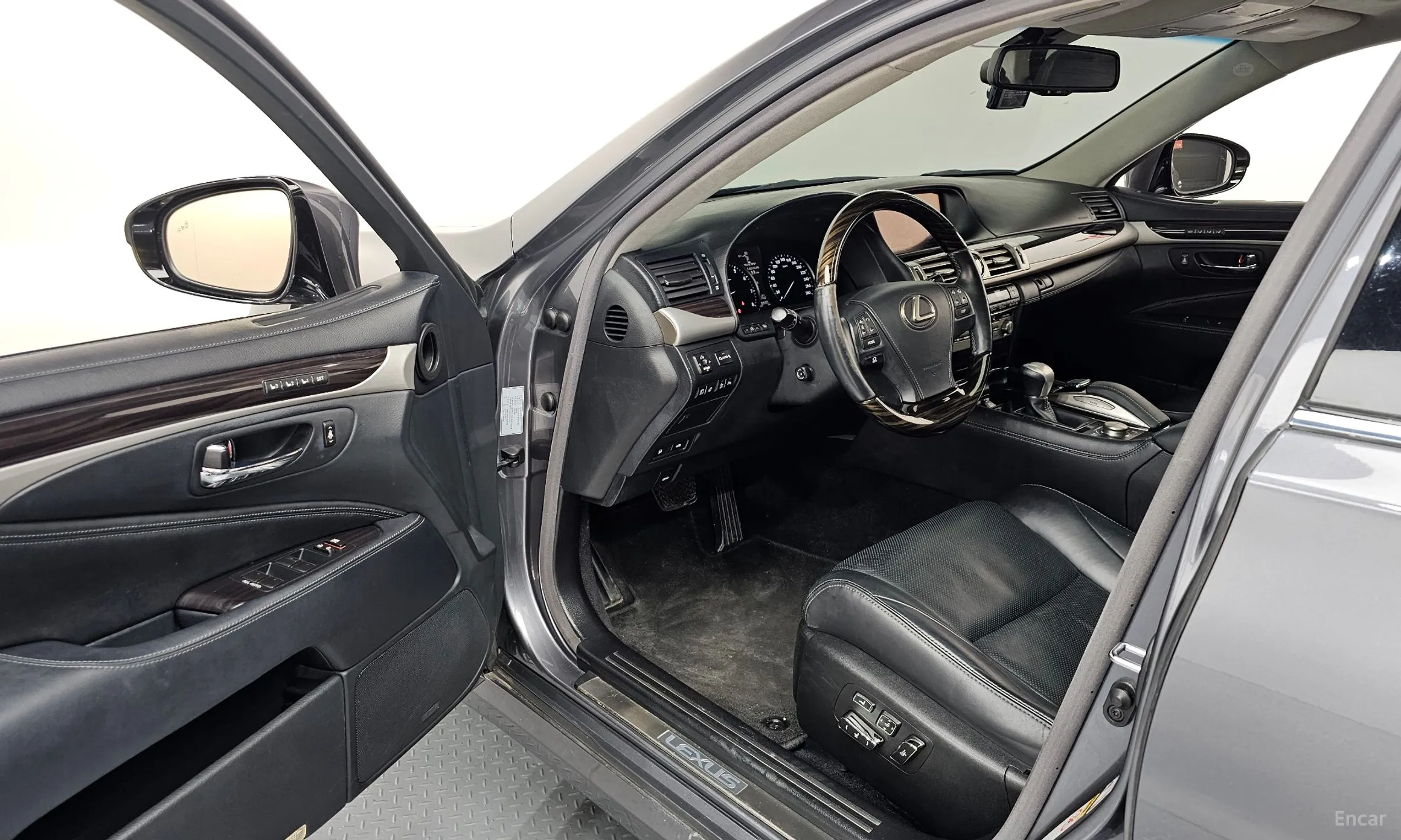 Lexus LS460 превью 10
