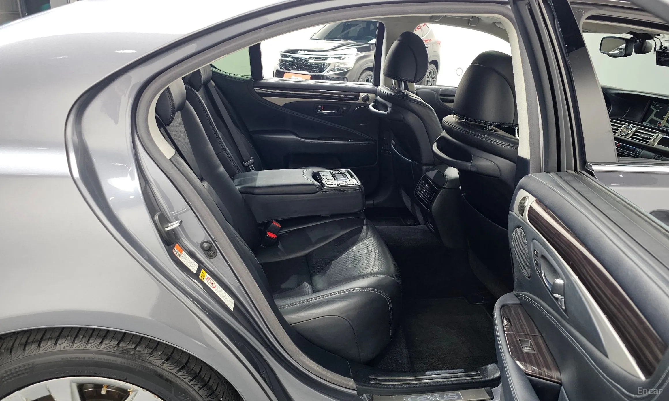 Lexus LS460 превью 12