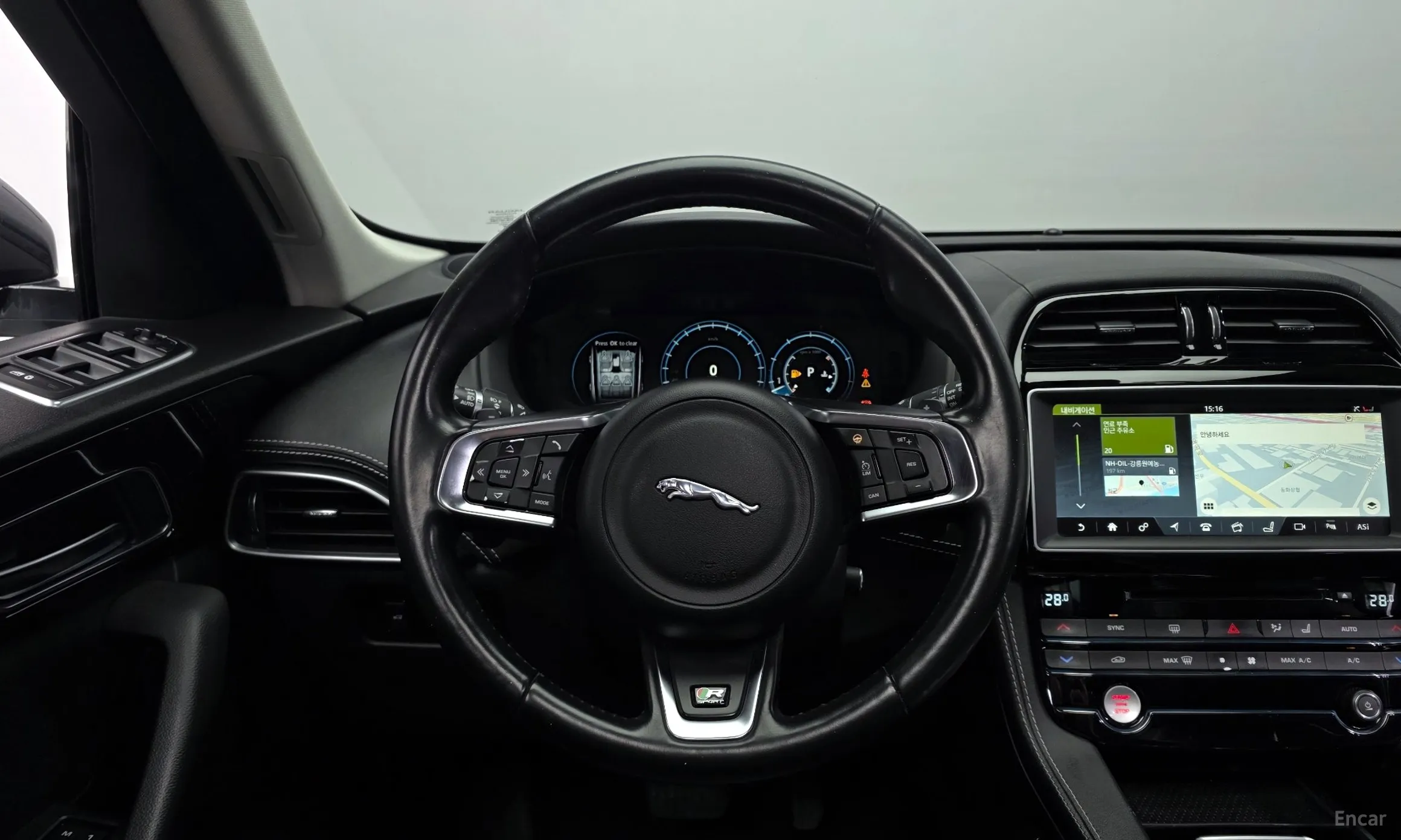 Jaguar F-PACE превью 13