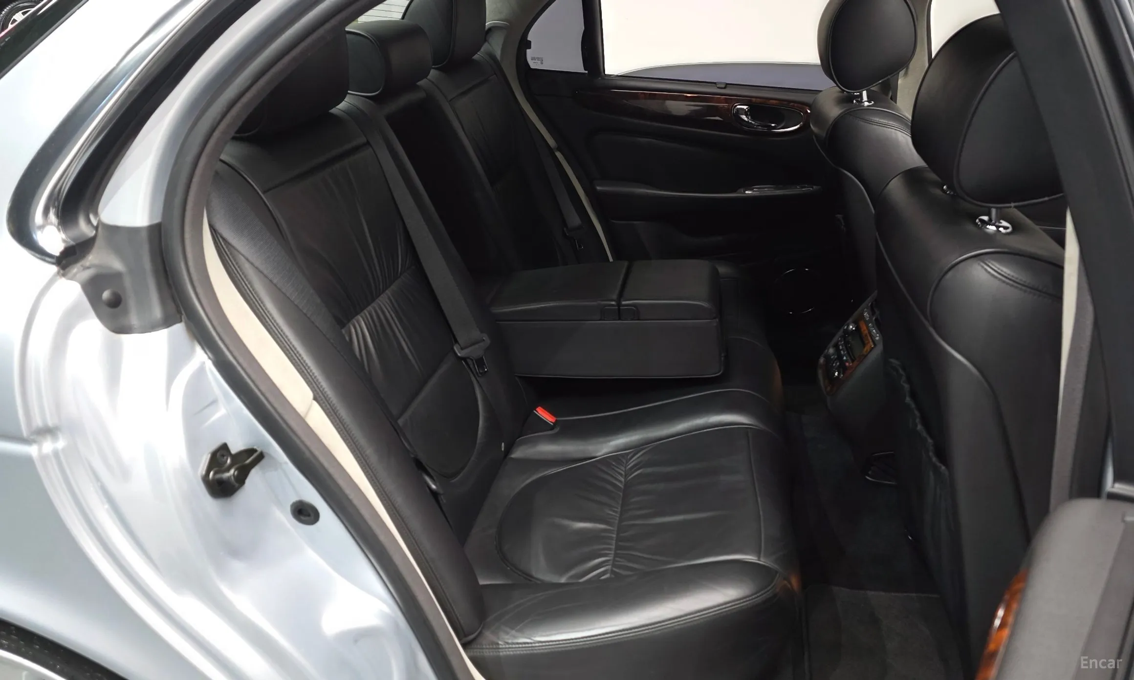 Jaguar New XJ превью 11