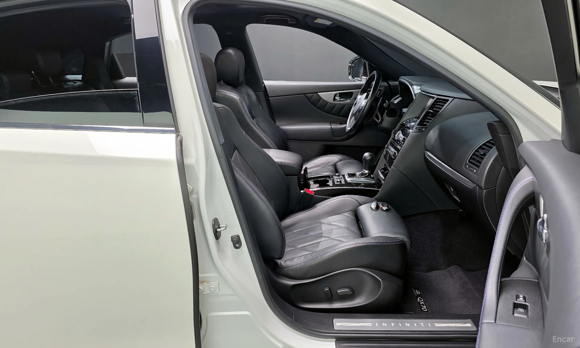 Infiniti QX70 превью 10