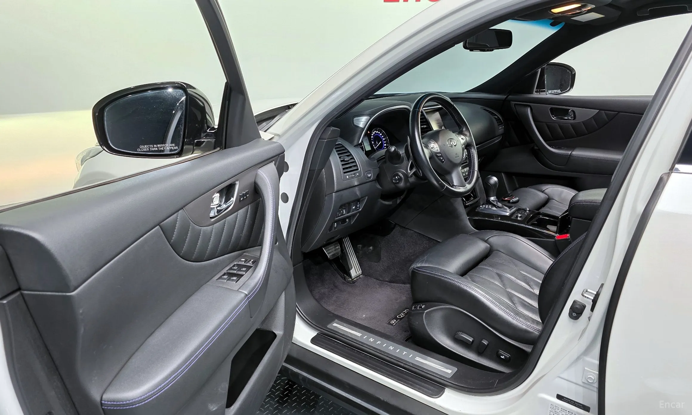 Infiniti QX70 превью 11