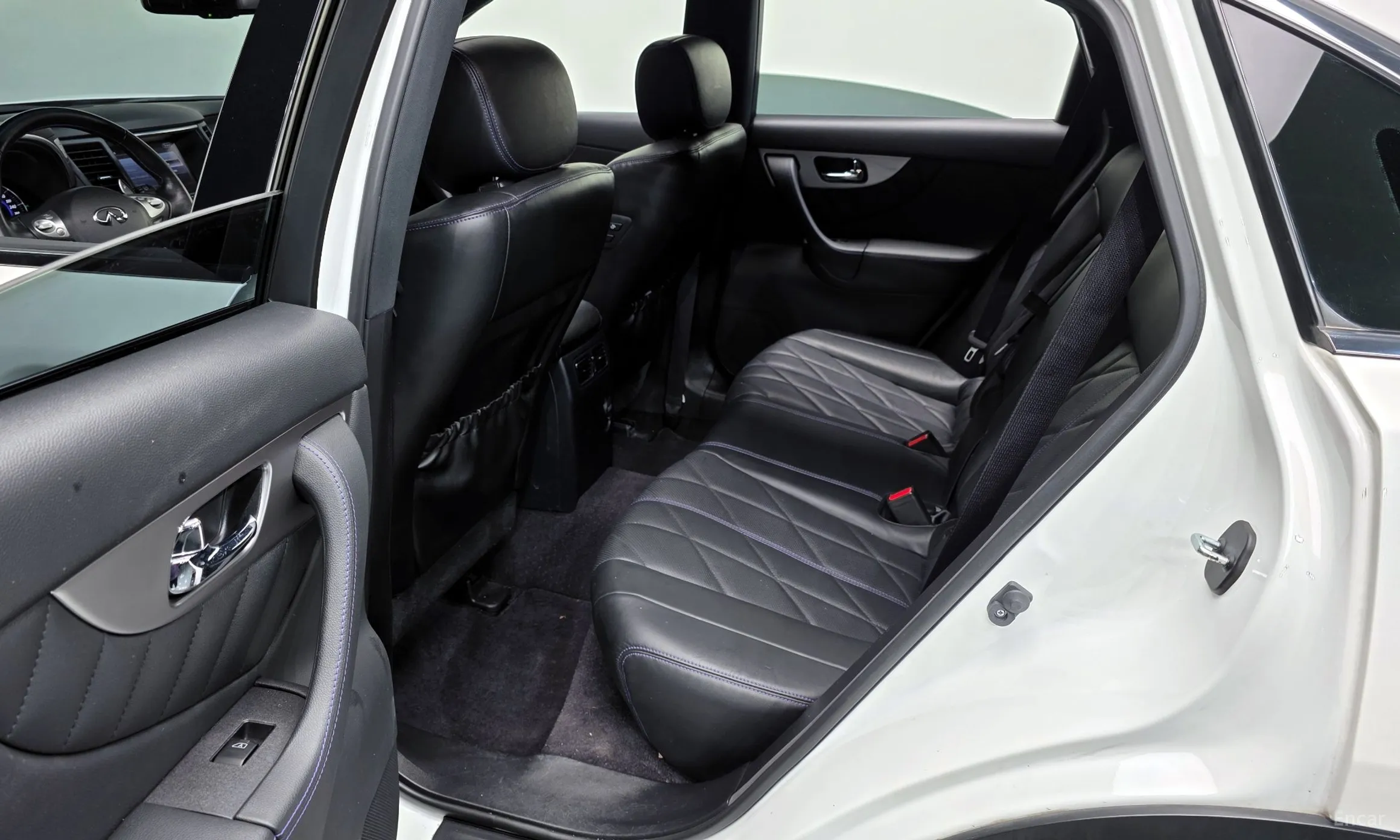 Infiniti QX70 превью 12