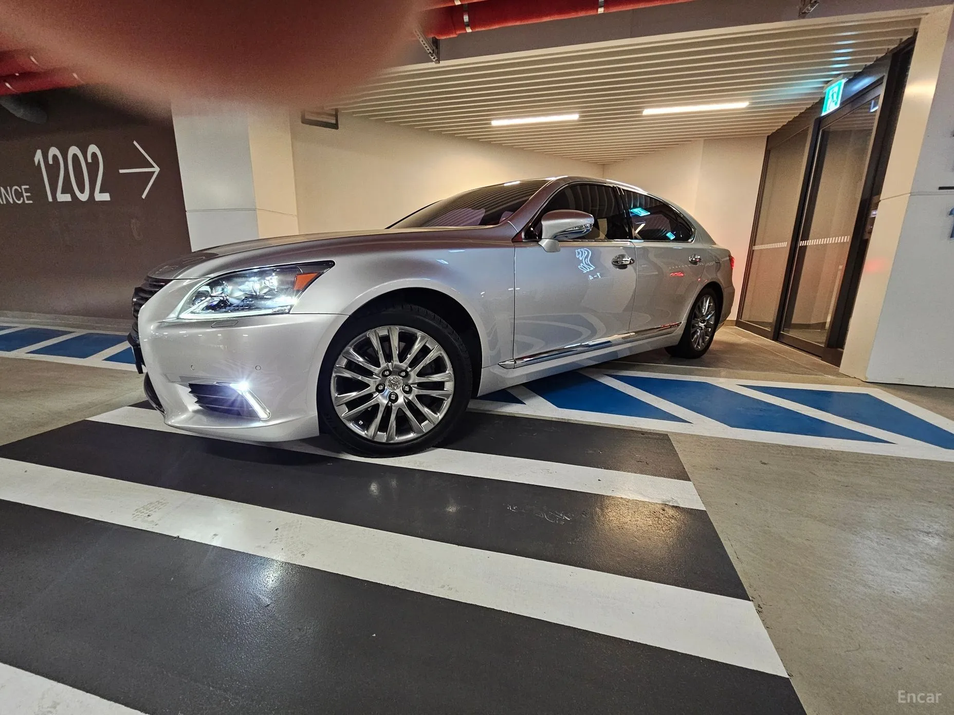 Lexus LS600hL превью 10