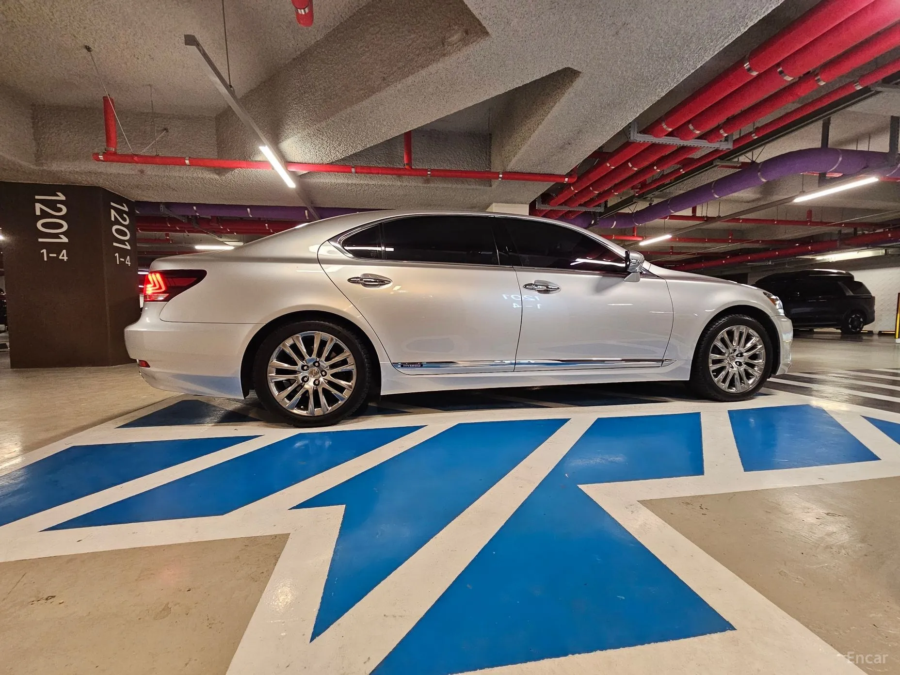 Lexus LS600hL превью 12