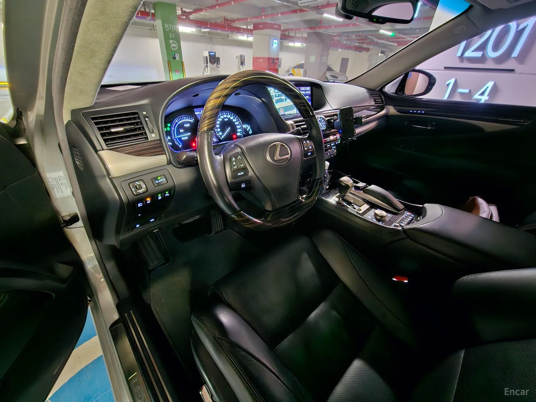 Lexus LS600hL превью 17