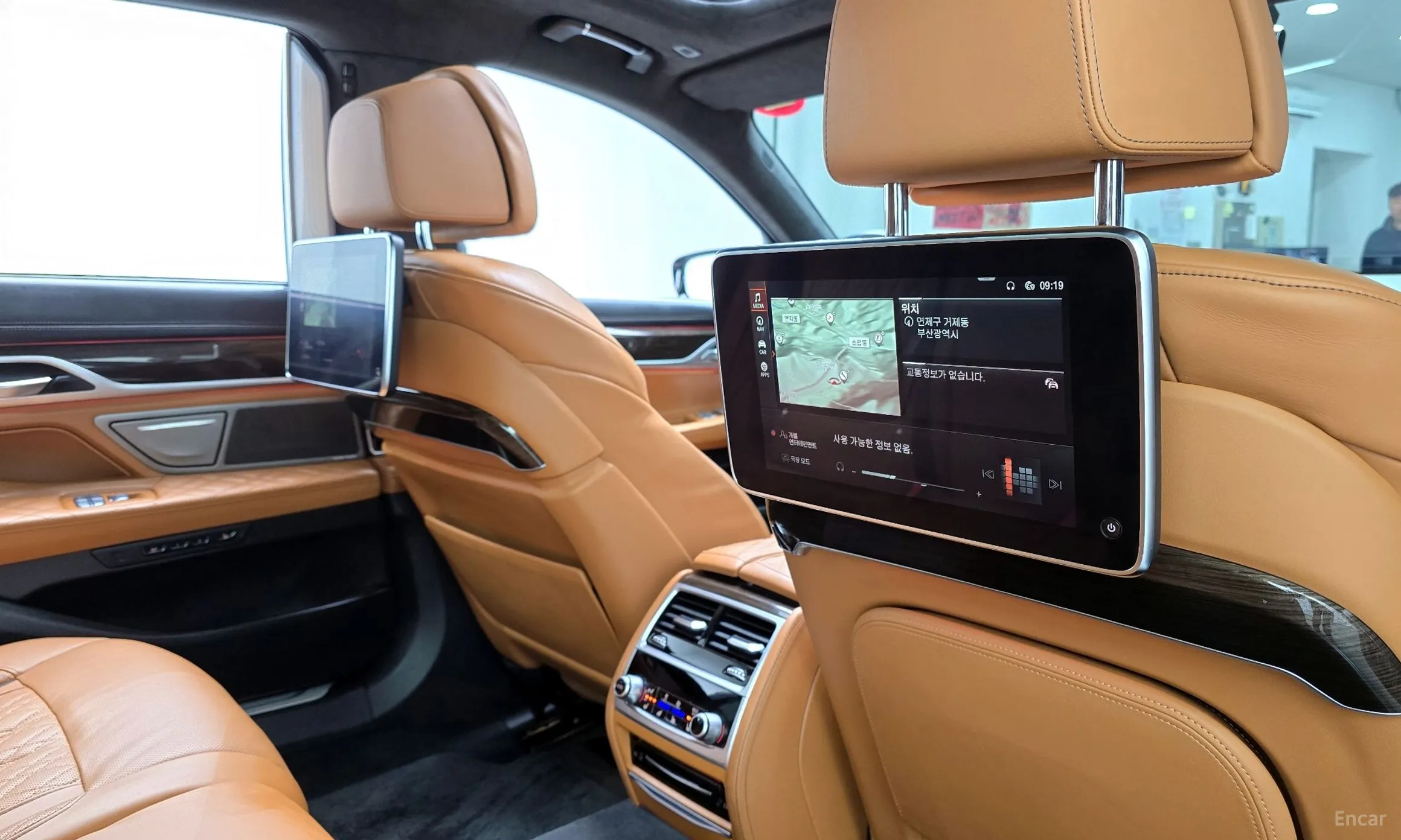 BMW 7 Series (G11) превью 17