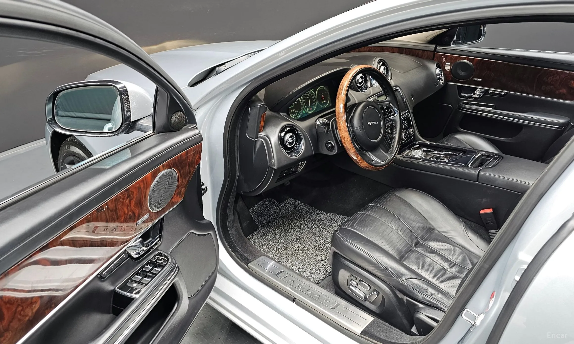 Jaguar All New XJ превью 12