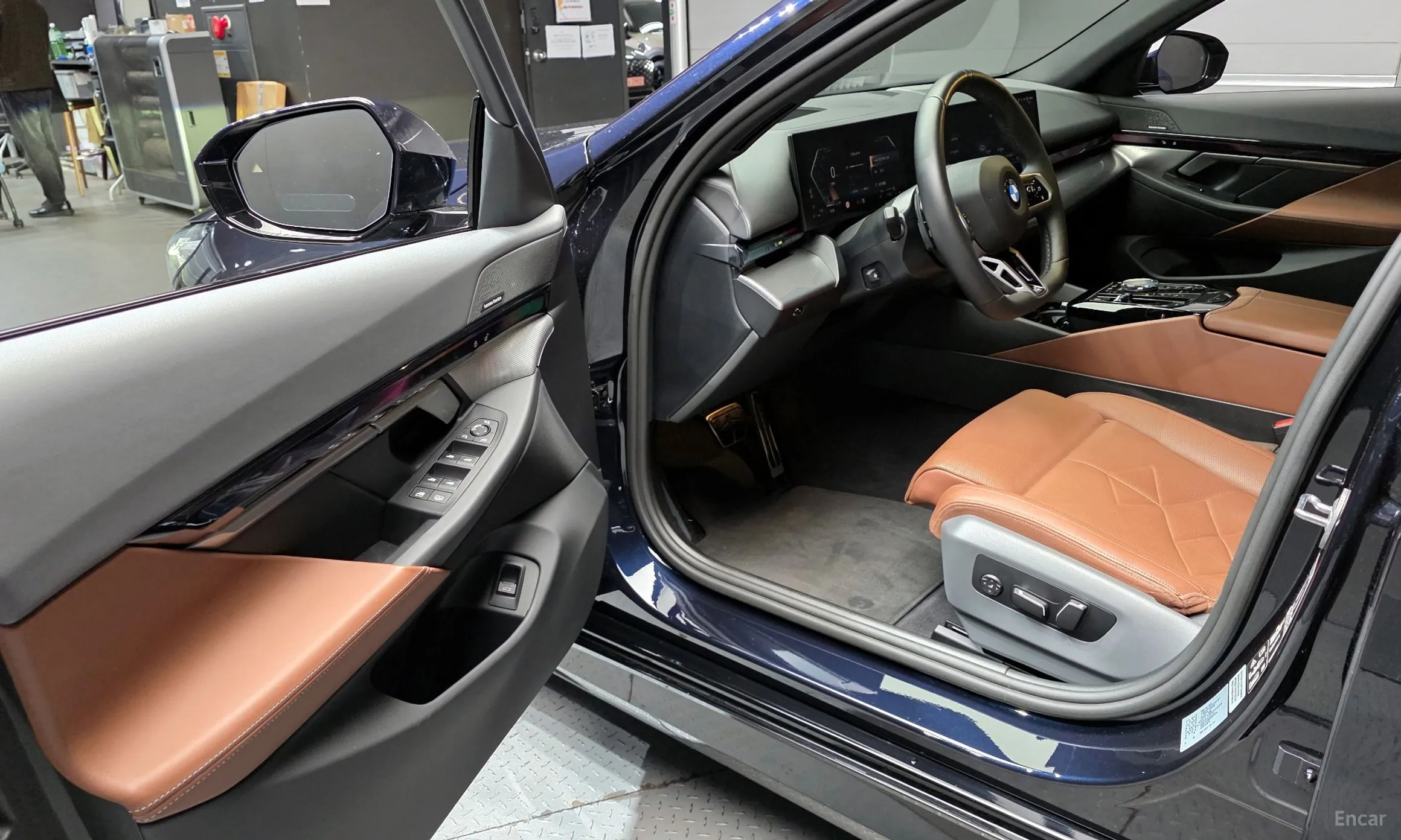 BMW 5 Series (G60) превью 11