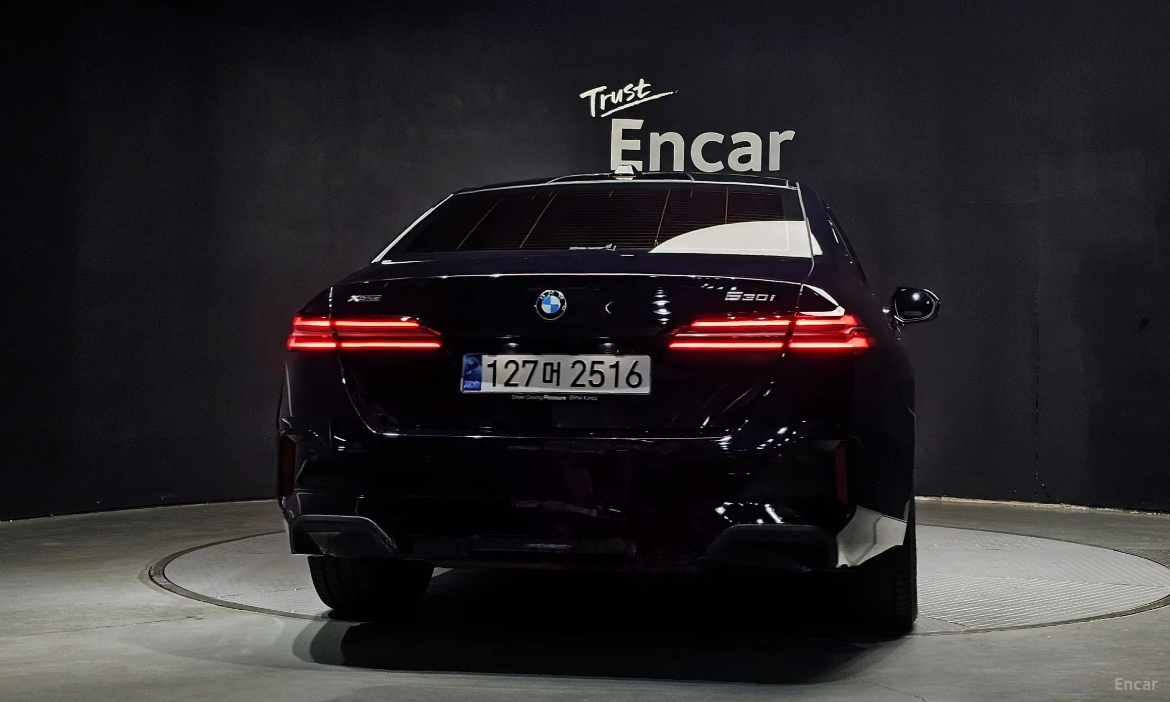 BMW 5 Series (G60) превью 4