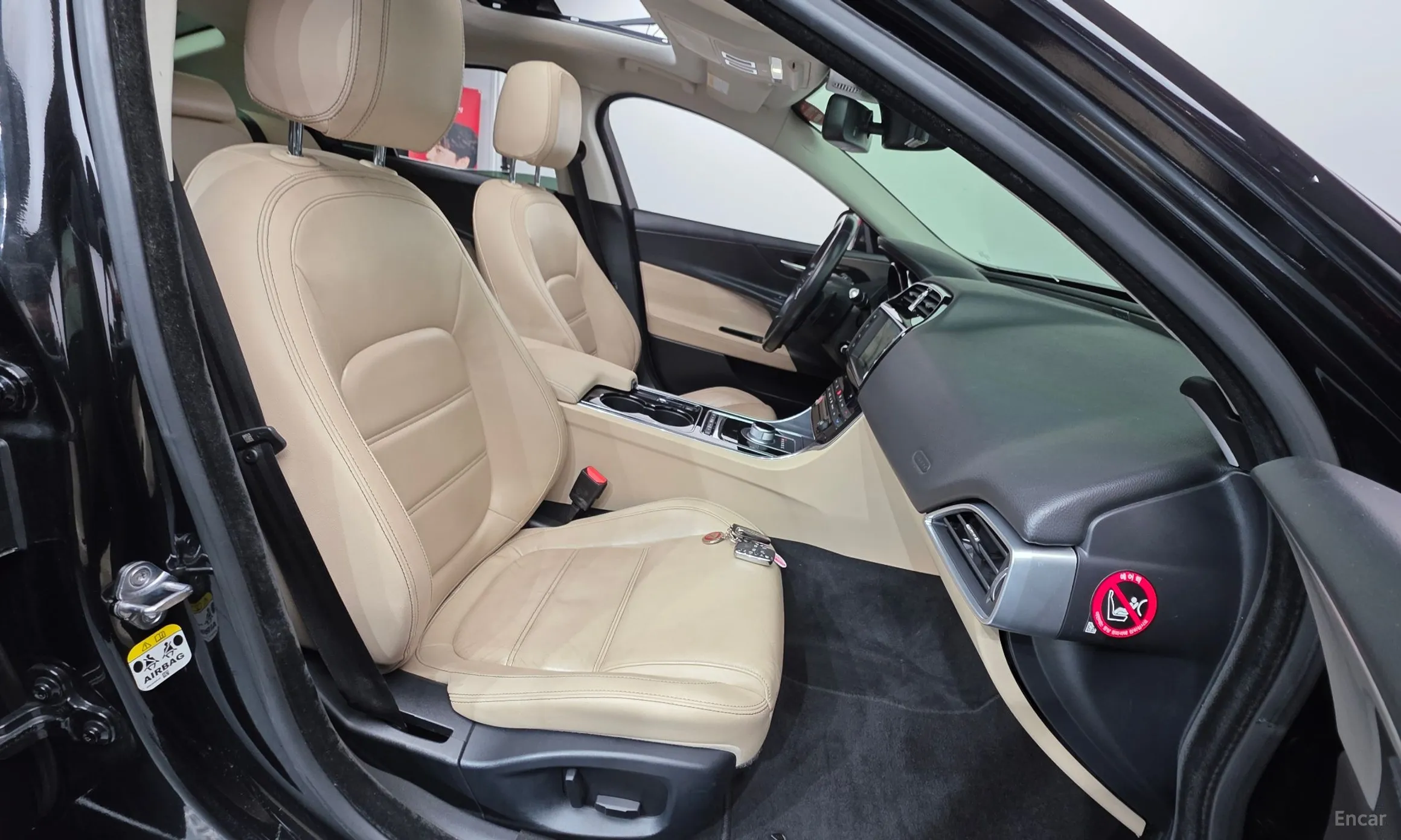 Jaguar XE превью 10