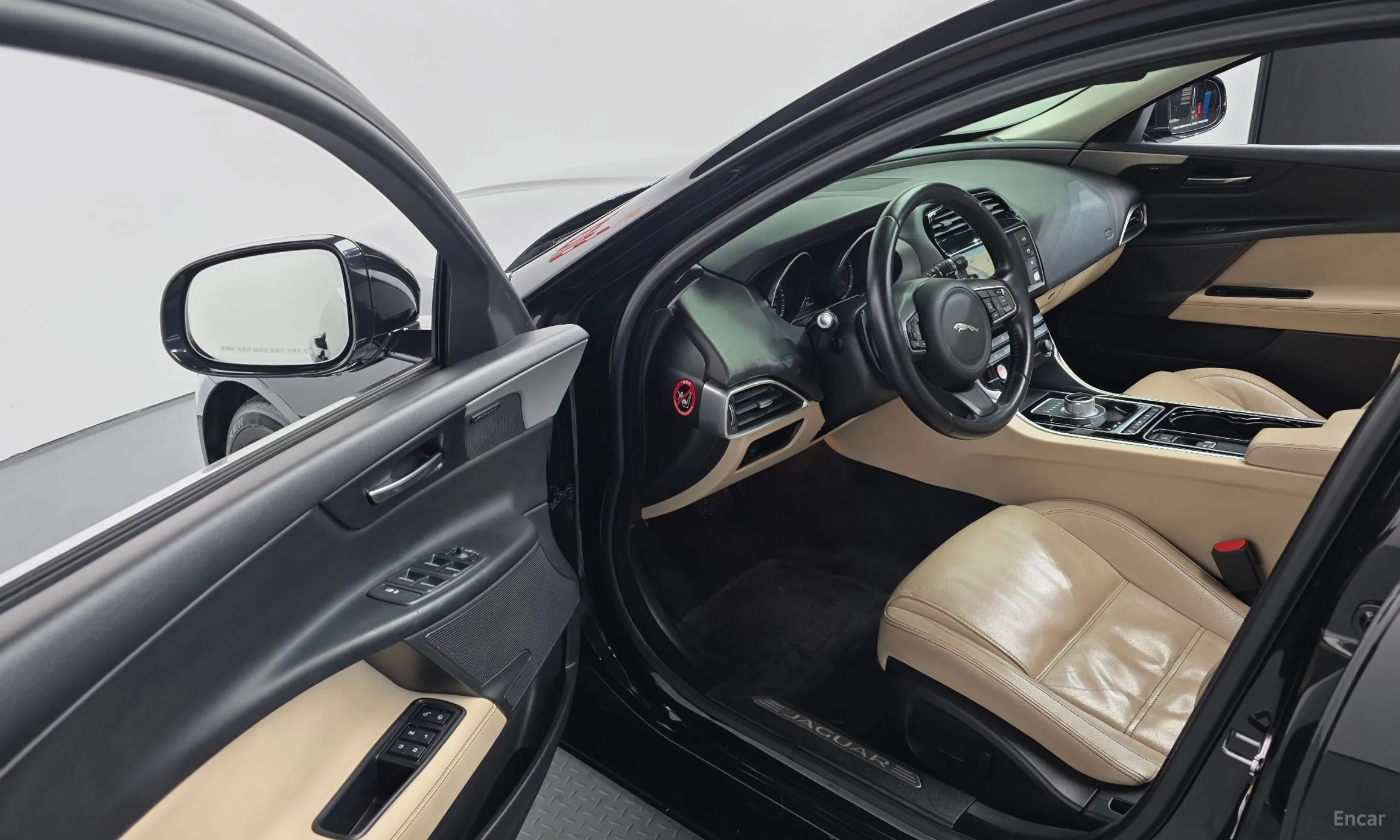 Jaguar XE превью 12