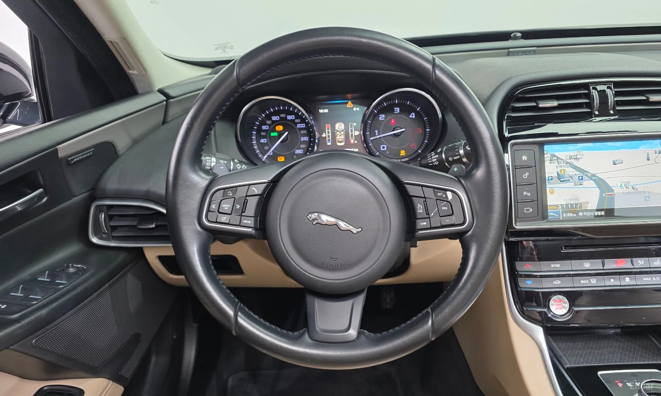 Jaguar XE превью 14