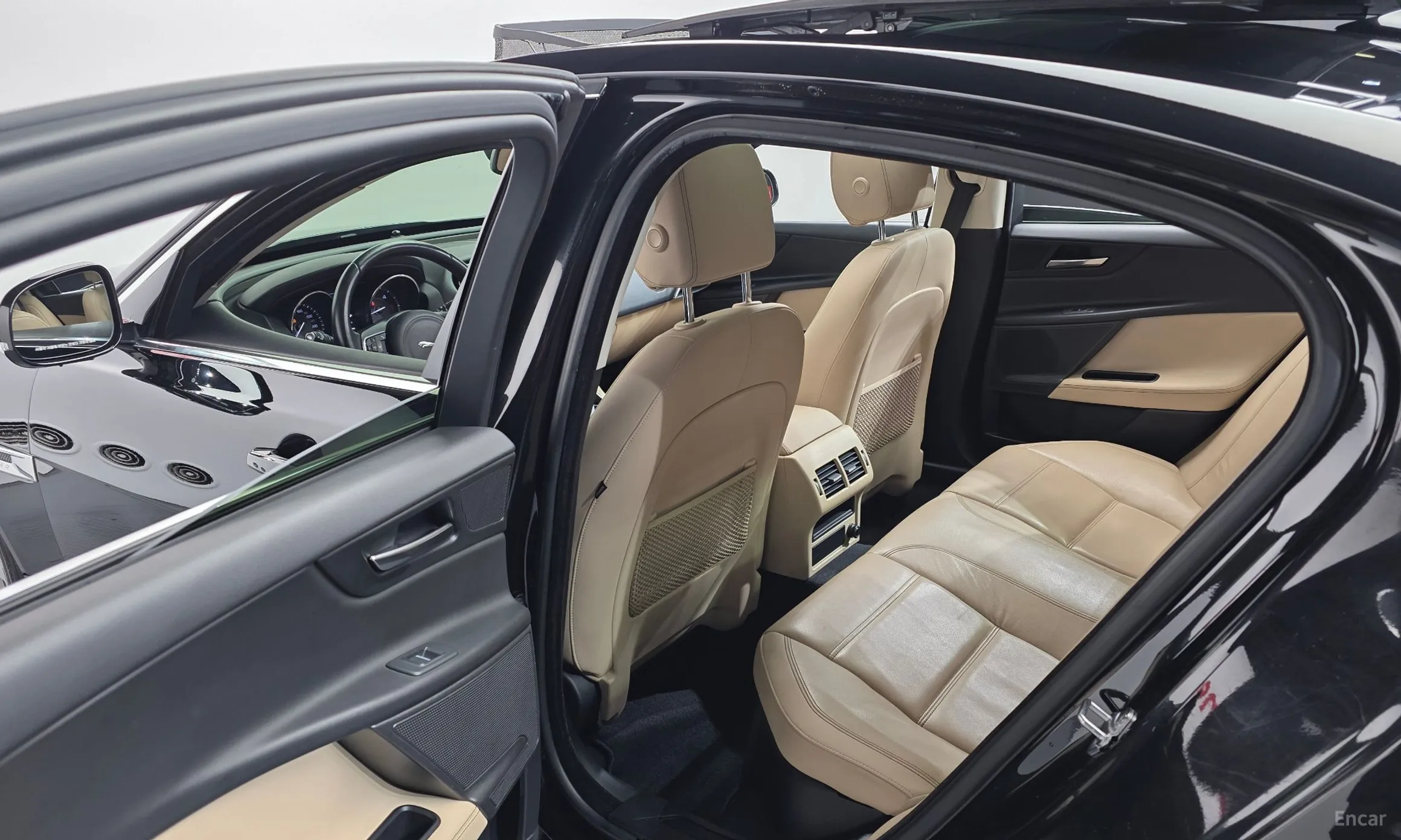 Jaguar XE превью 17
