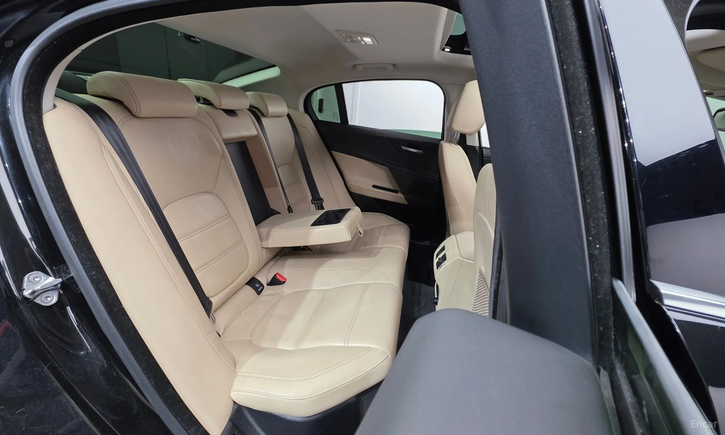 Jaguar XE превью 18