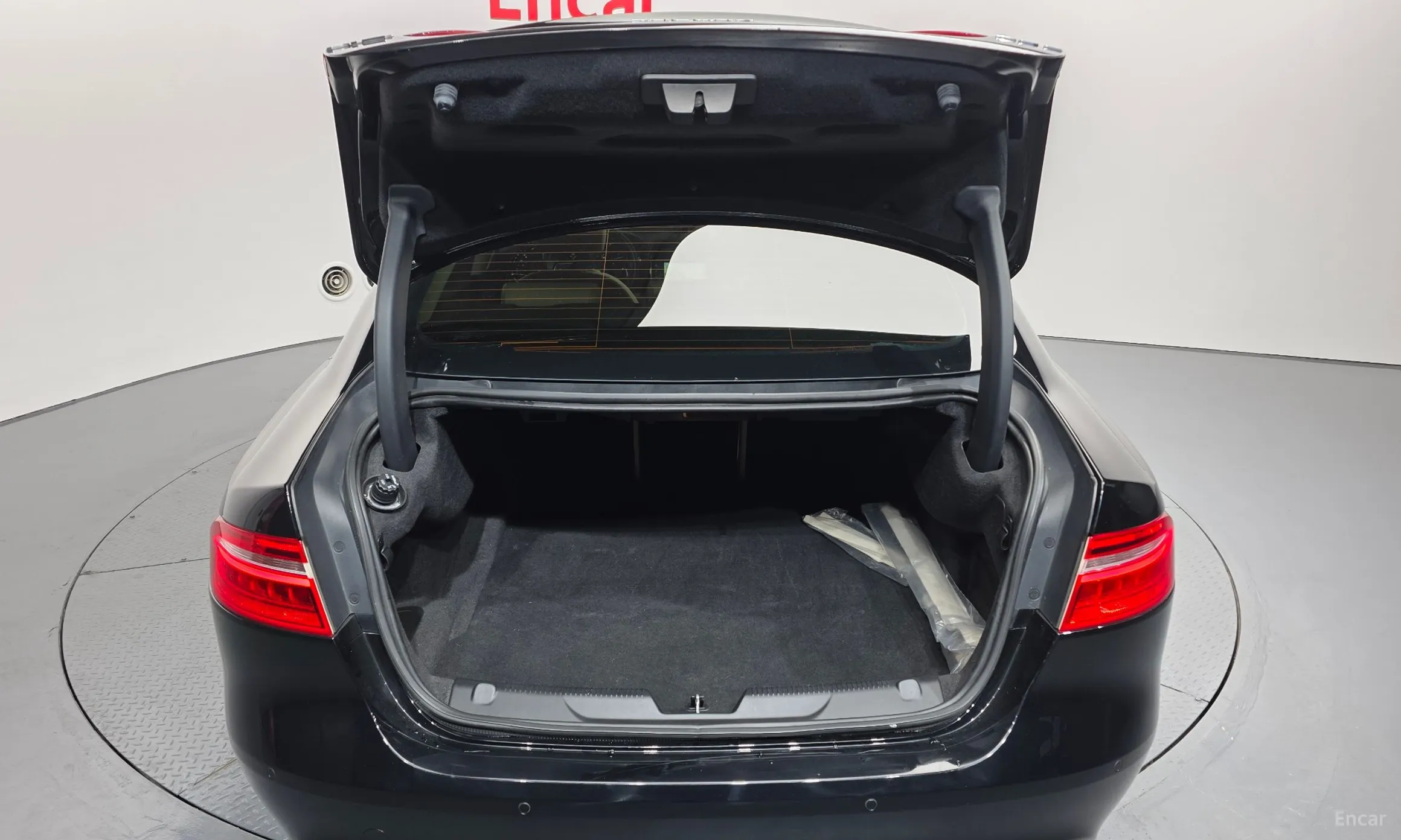 Jaguar XE превью 20