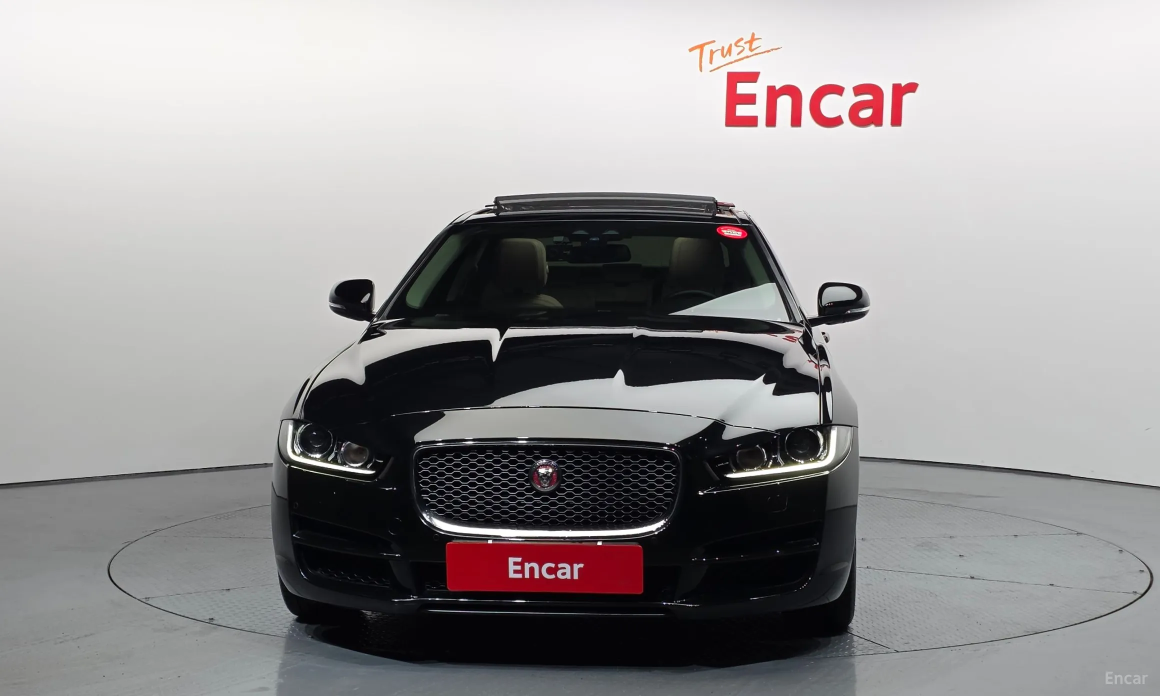 Jaguar XE превью 3
