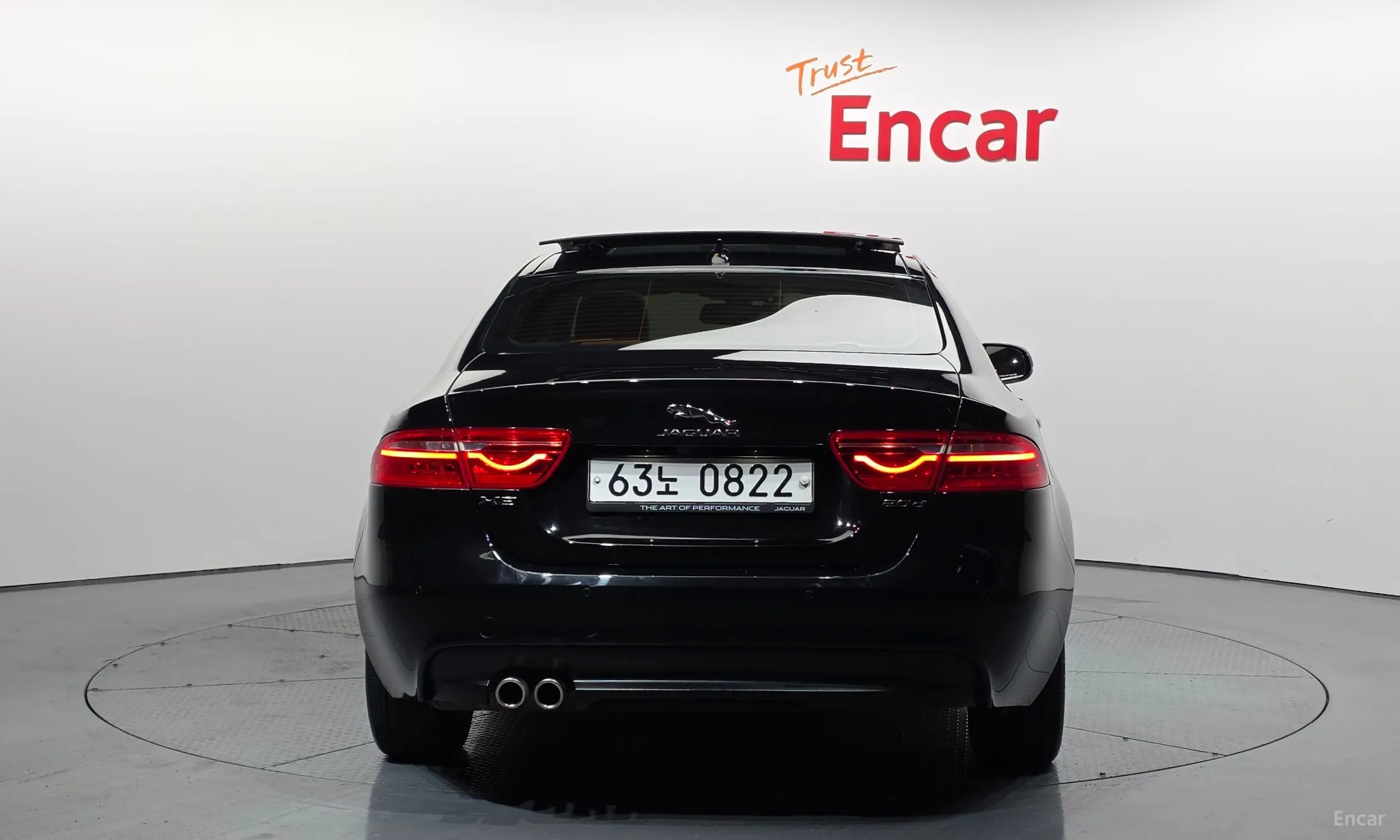 Jaguar XE превью 4