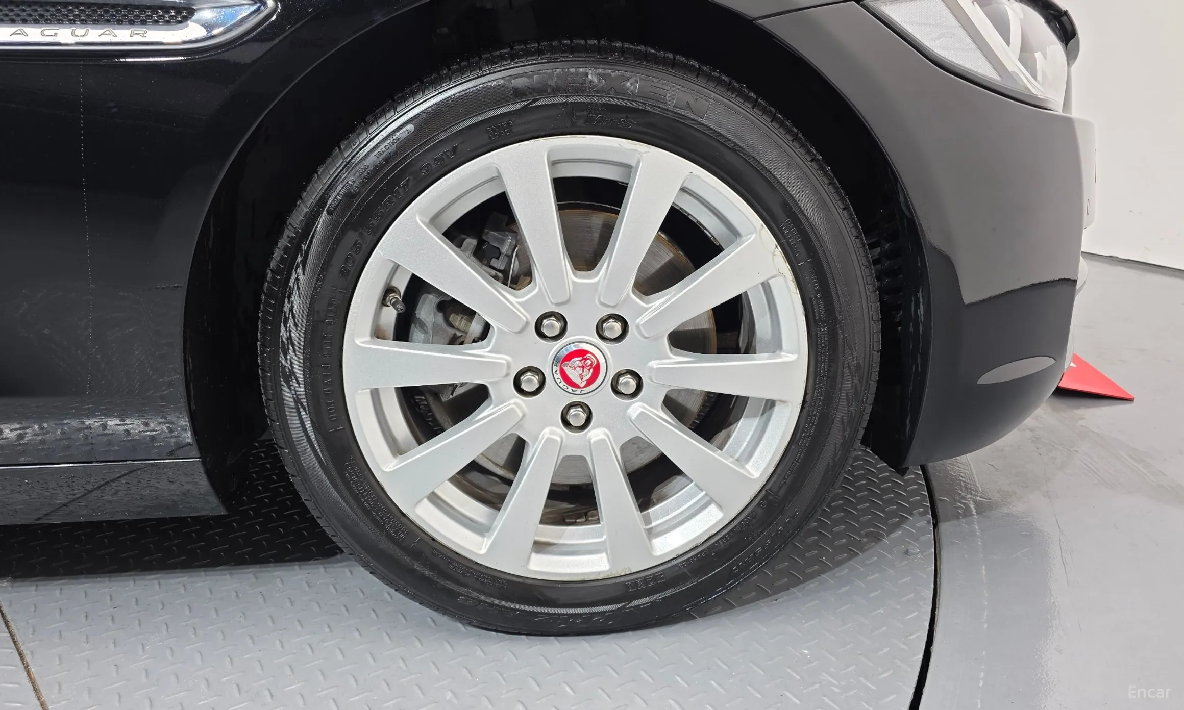 Jaguar XE превью 5
