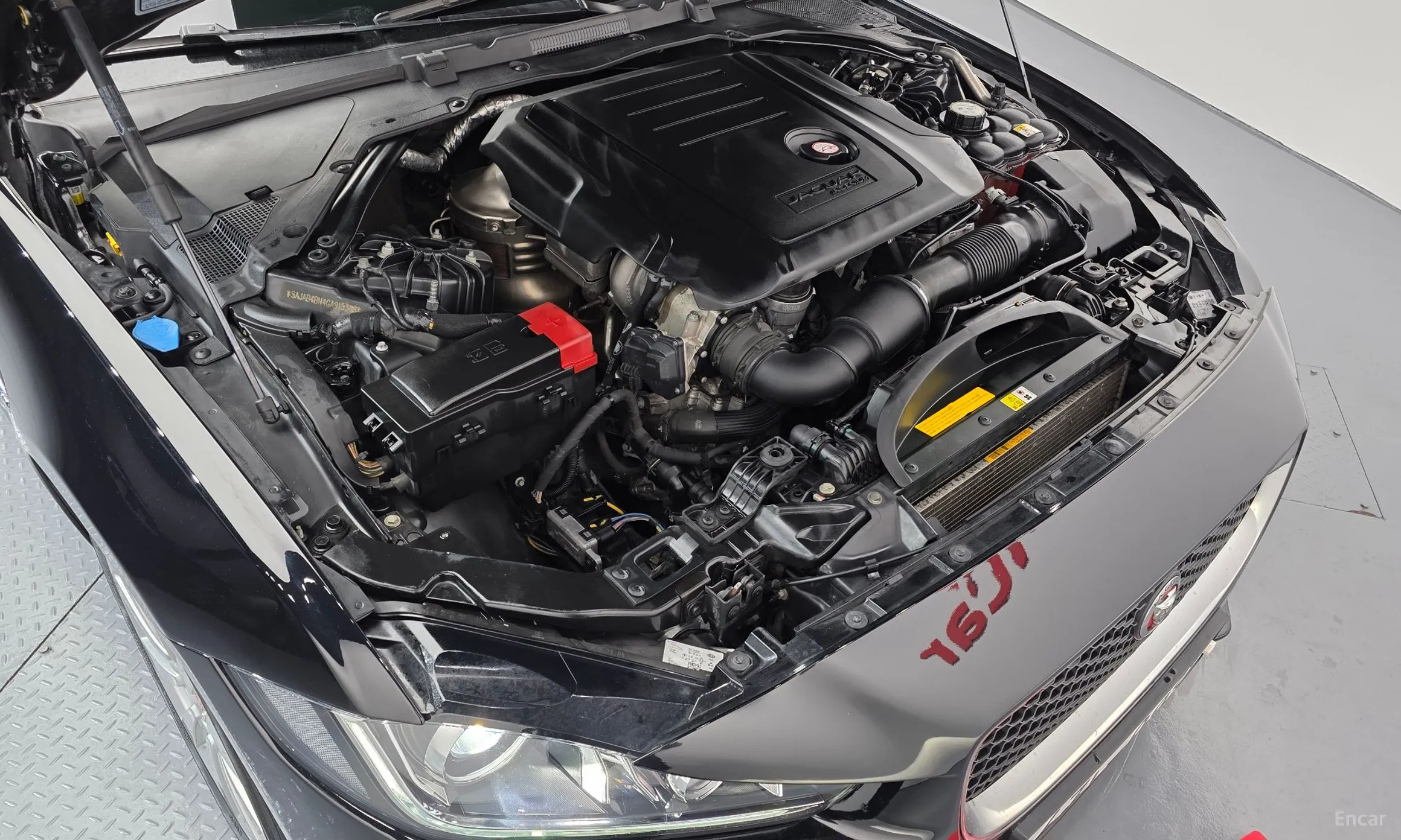 Jaguar XE превью 6