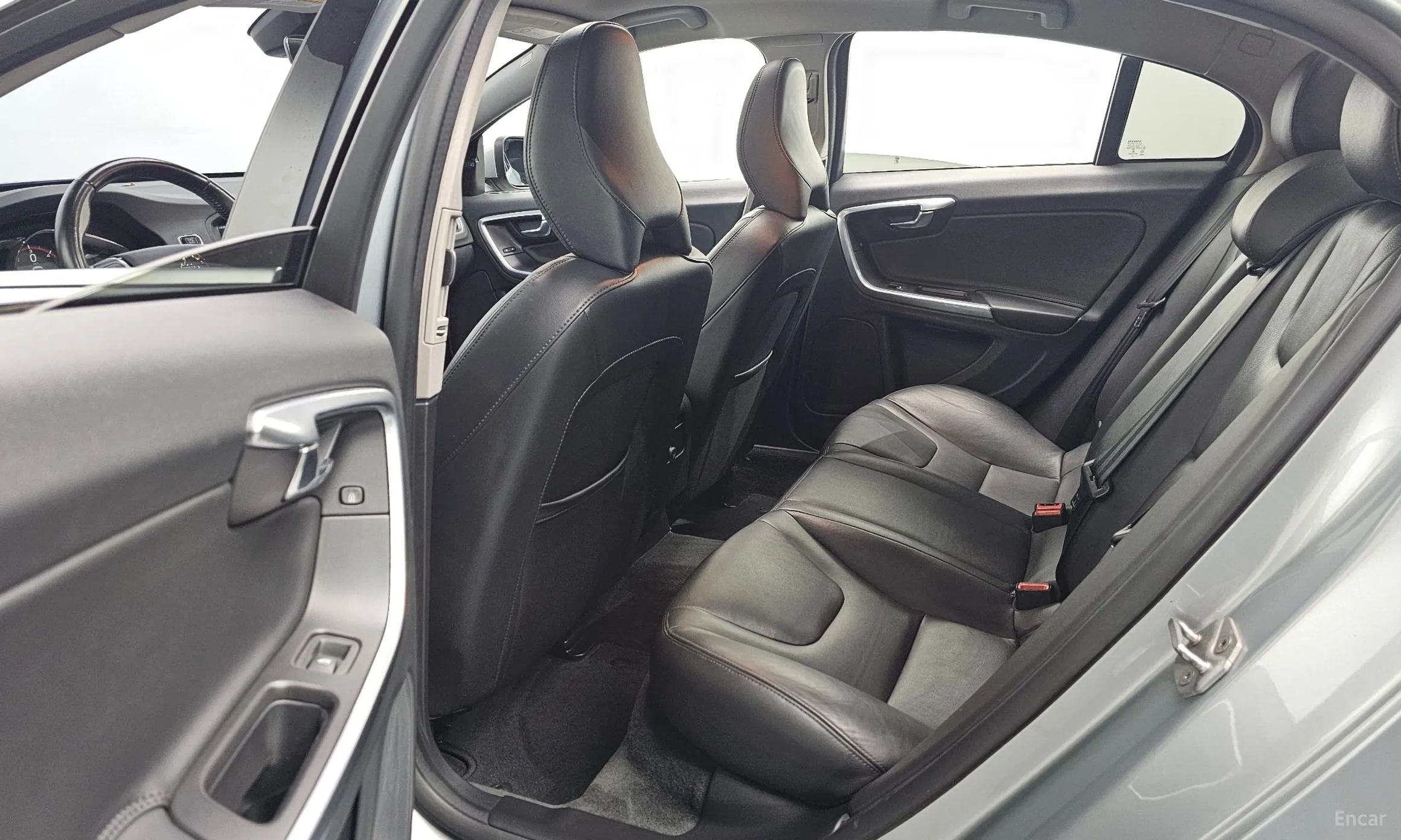 Volvo S60 превью 12
