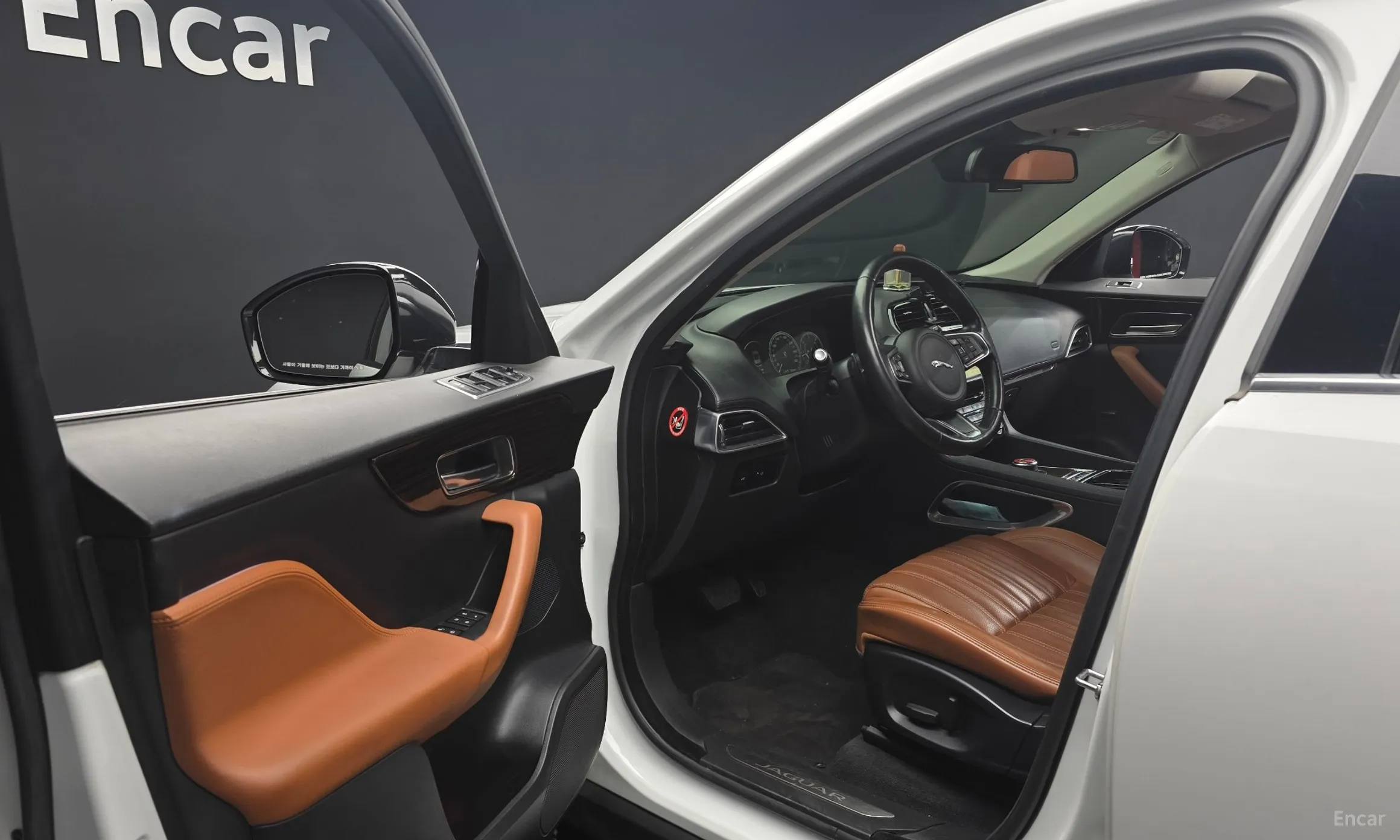 Jaguar F-PACE превью 10
