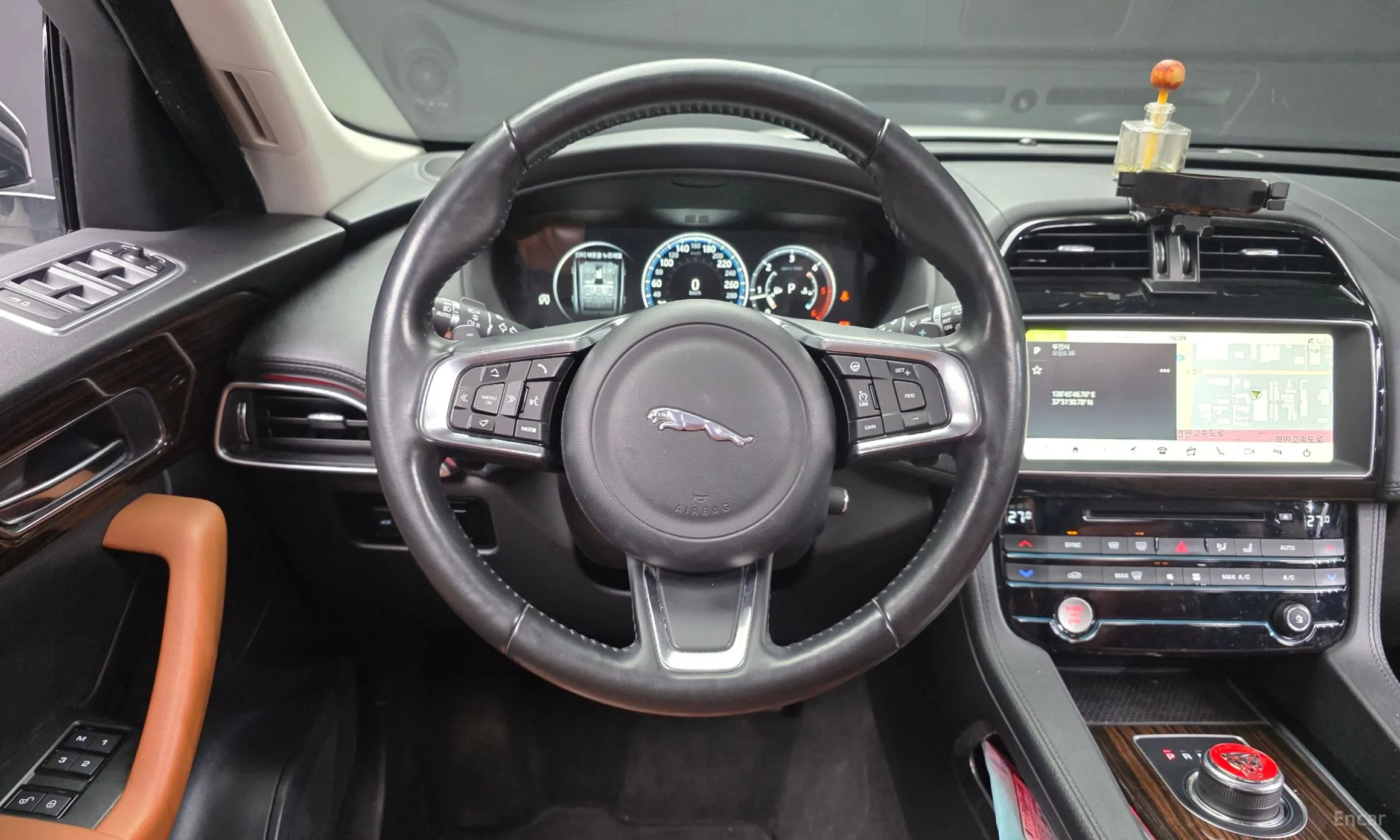 Jaguar F-PACE превью 13