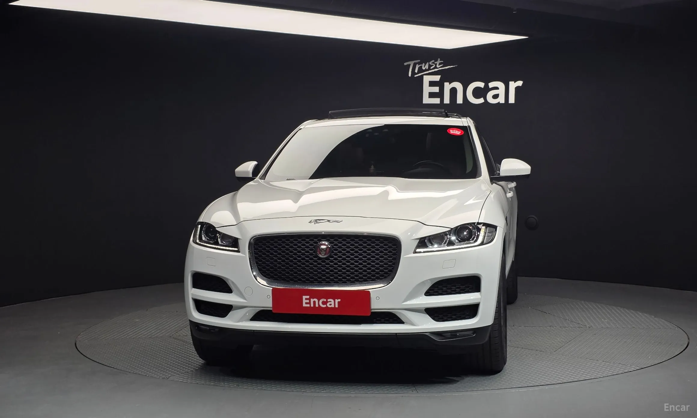 Jaguar F-PACE превью 3