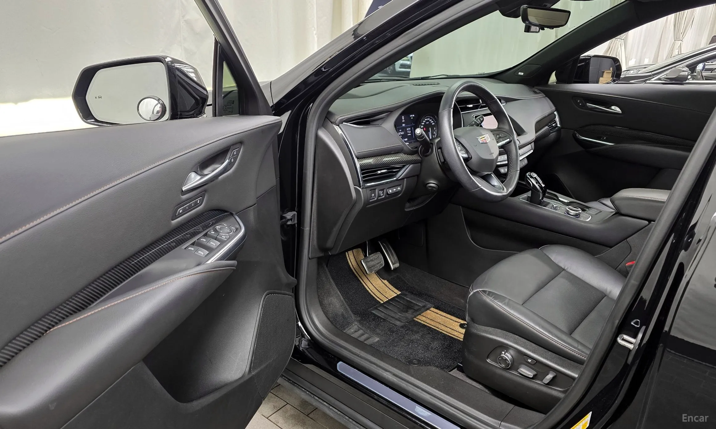 Cadillac XT4 превью 10