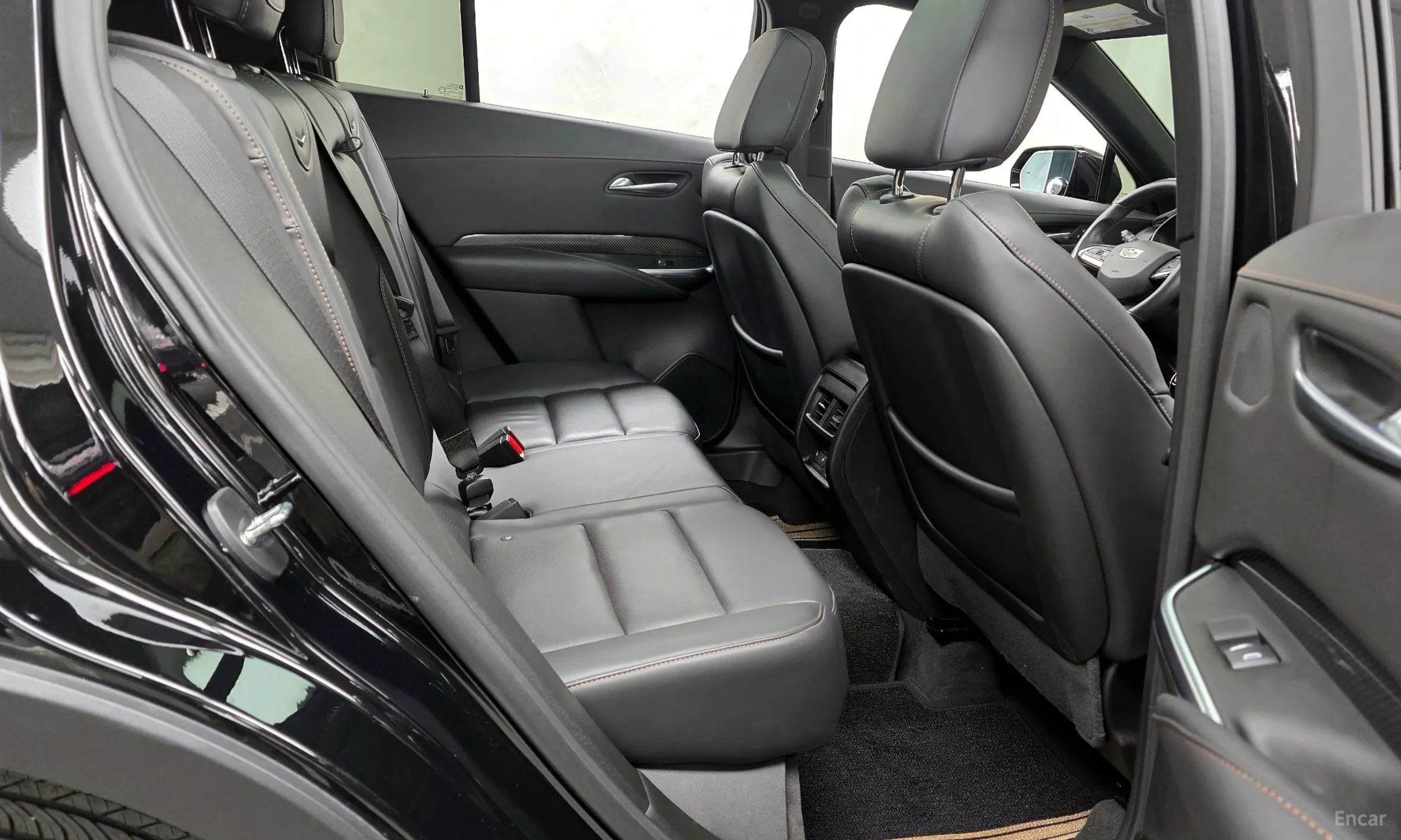 Cadillac XT4 превью 12