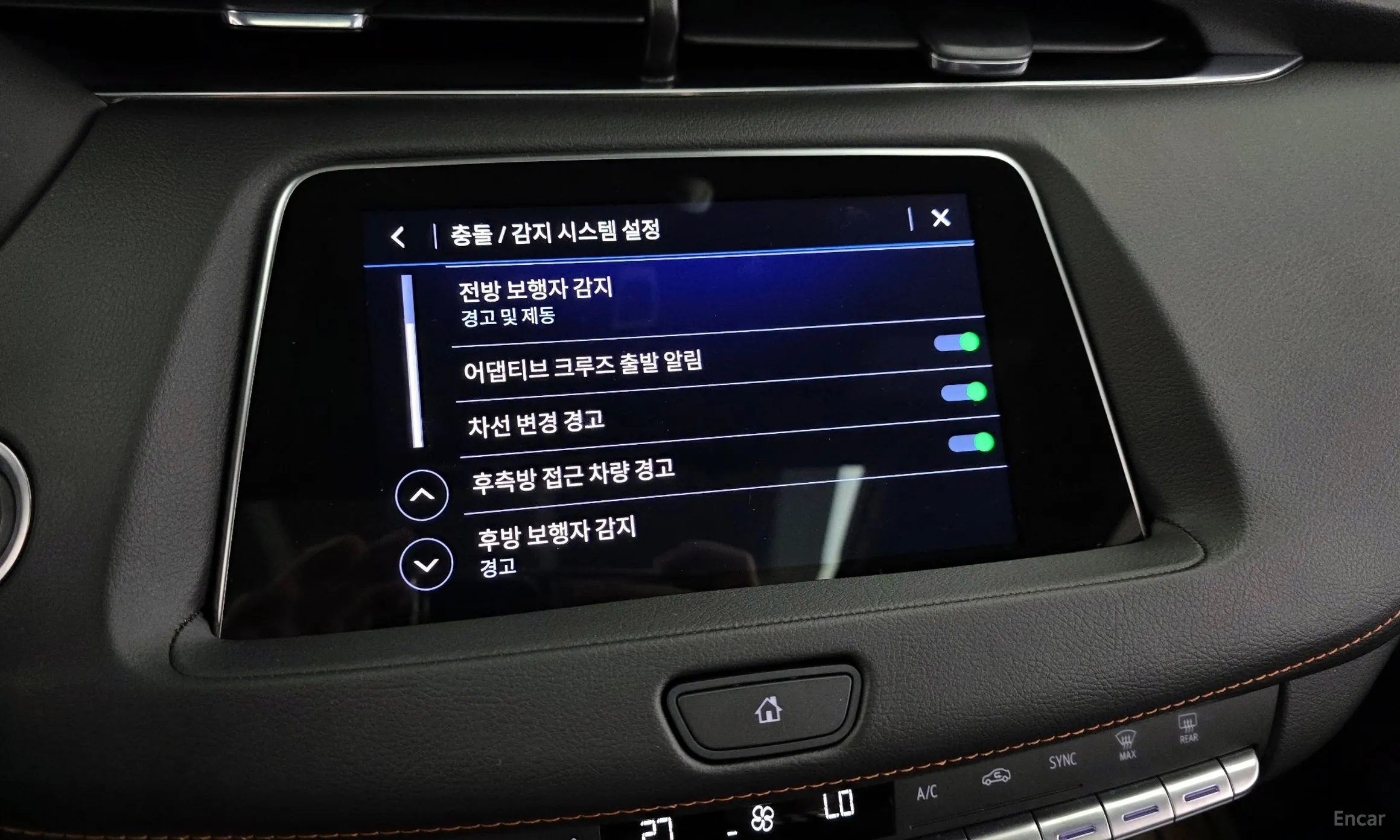 Cadillac XT4 превью 16