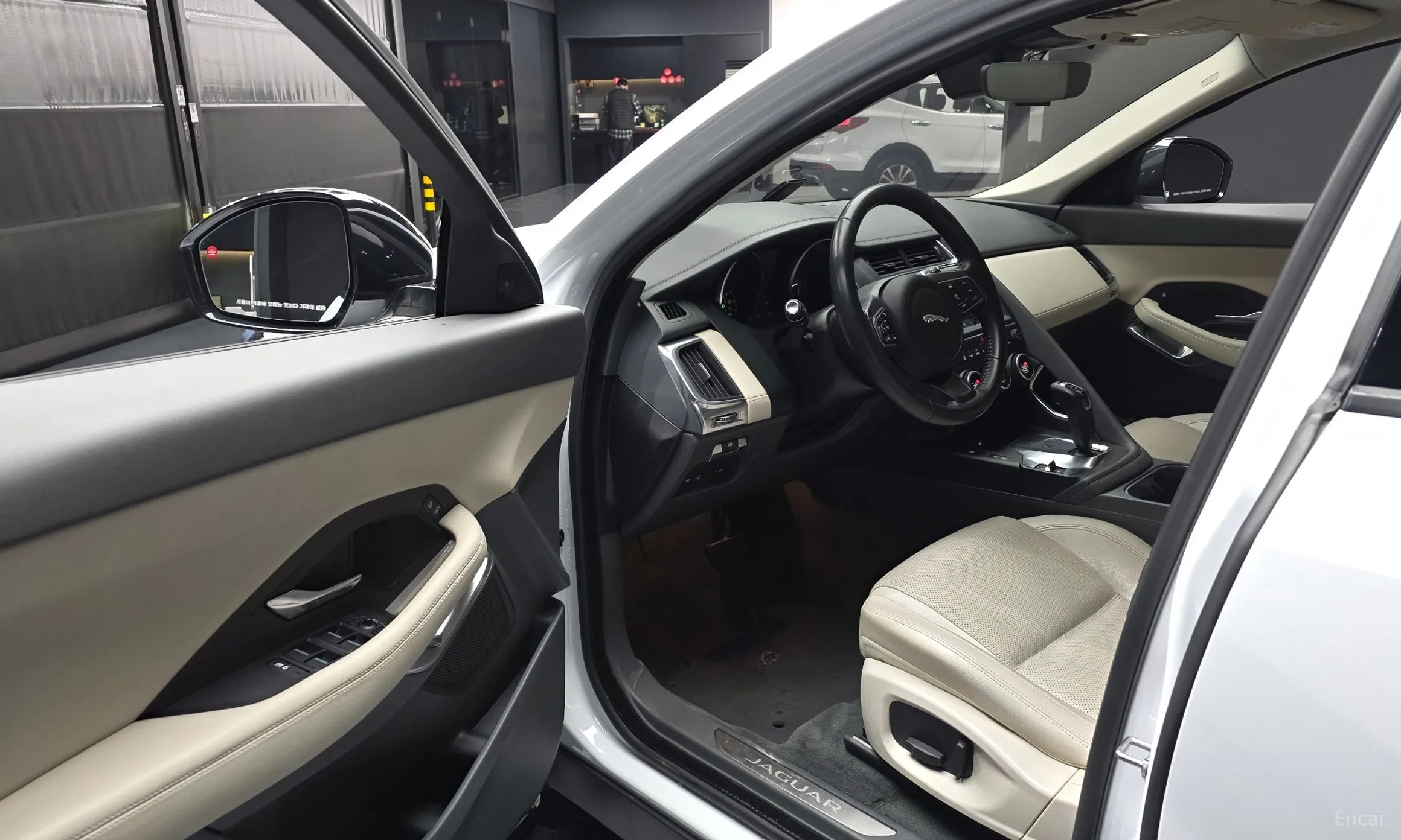 Jaguar E-PACE превью 10