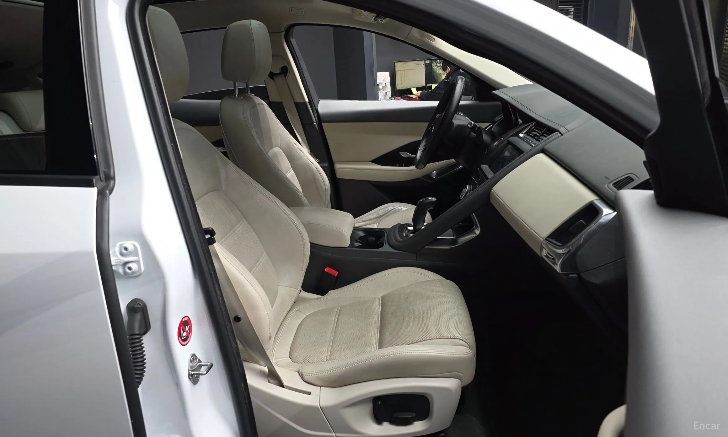 Jaguar E-PACE превью 11