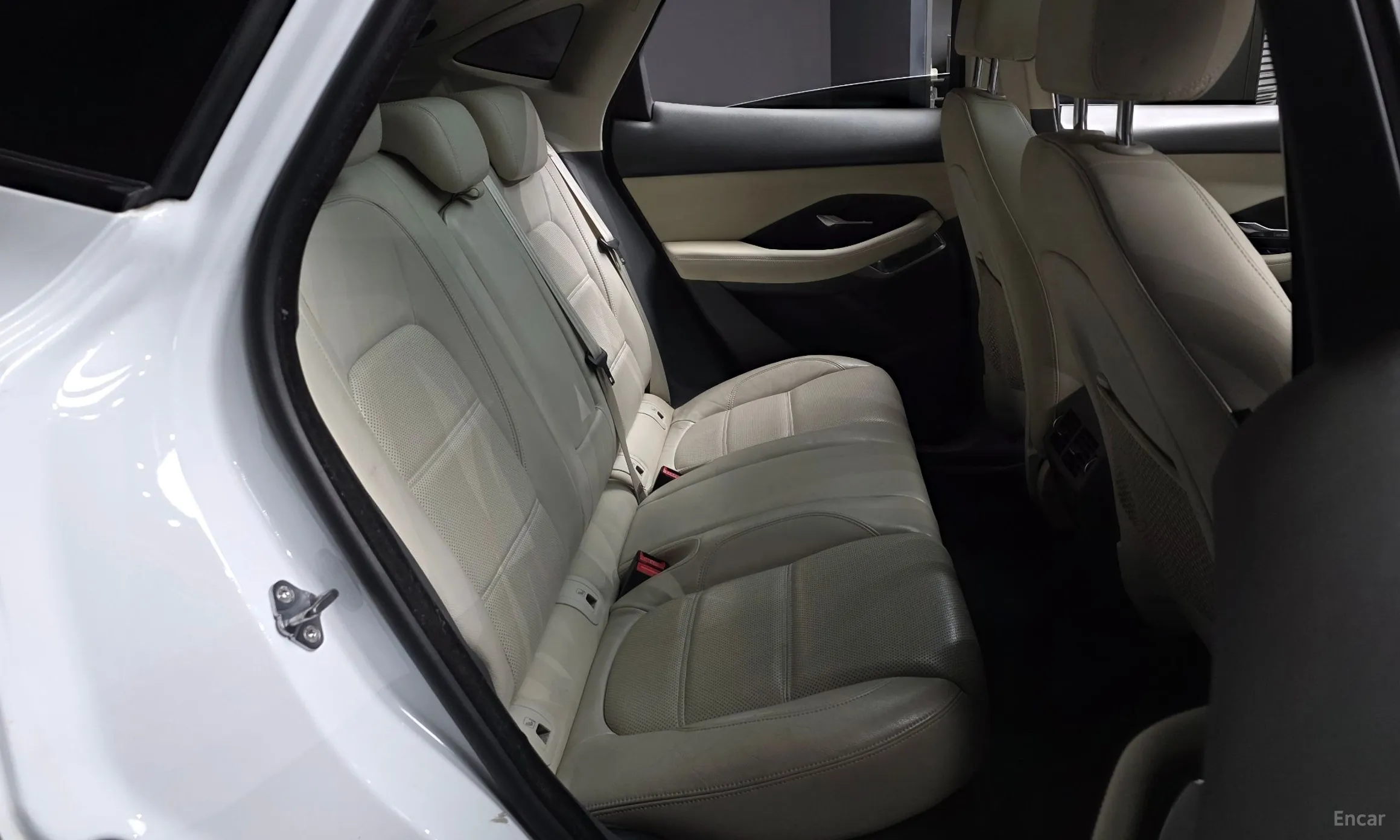 Jaguar E-PACE превью 12