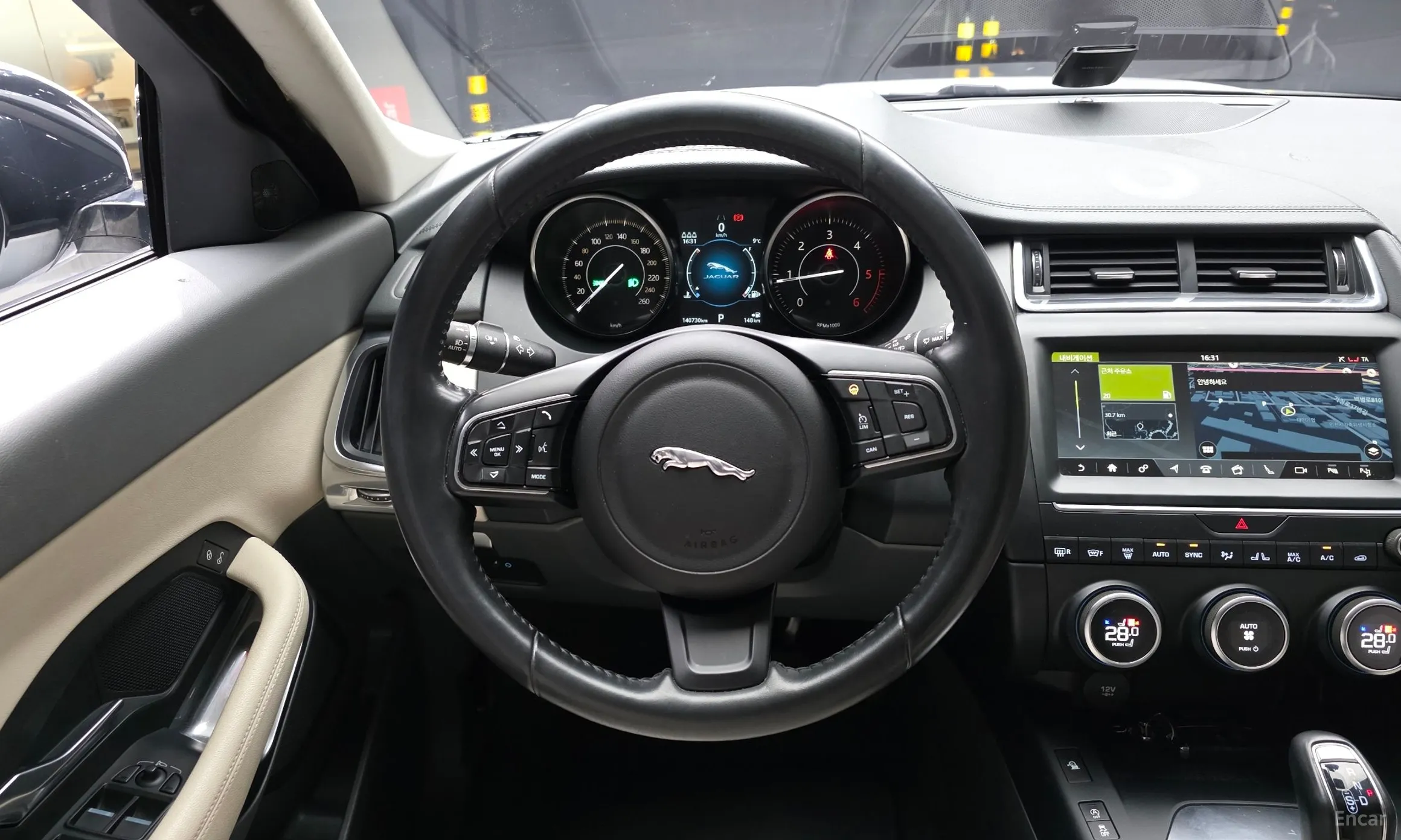 Jaguar E-PACE превью 13