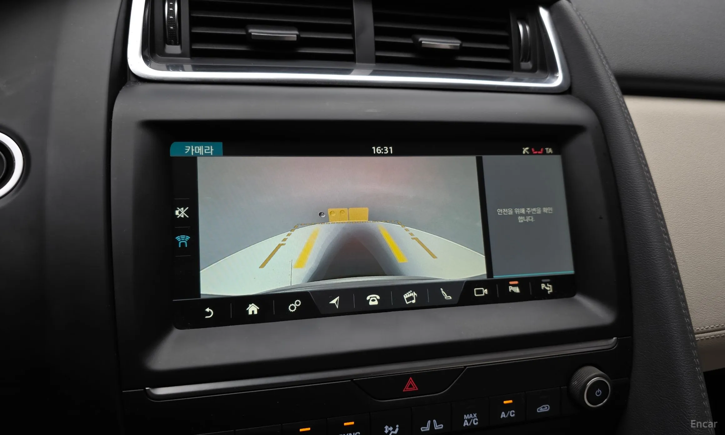 Jaguar E-PACE превью 14