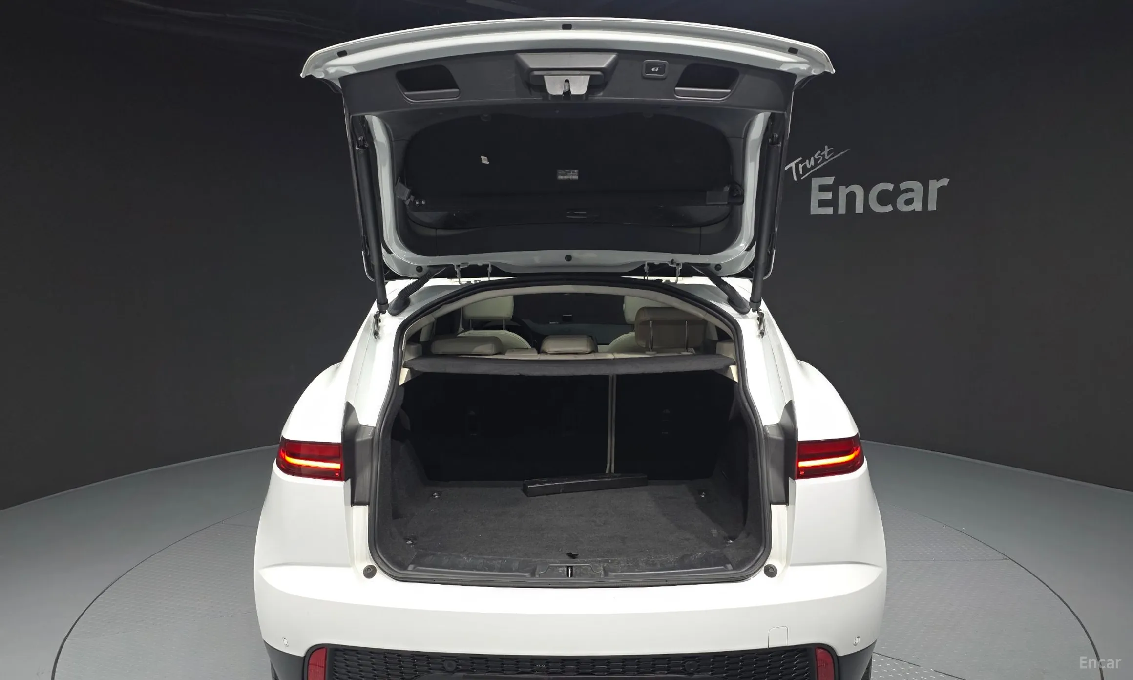 Jaguar E-PACE превью 20