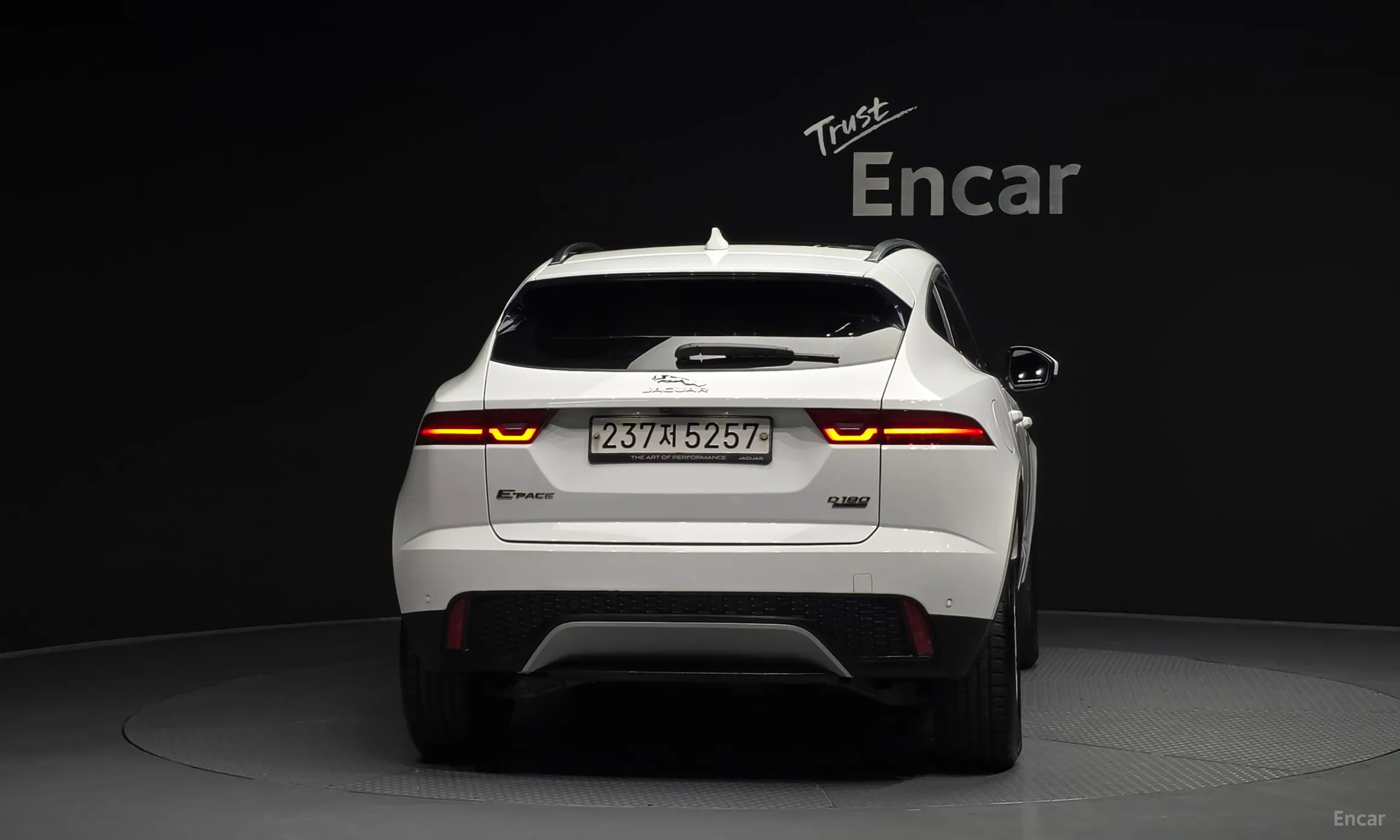 Jaguar E-PACE превью 4