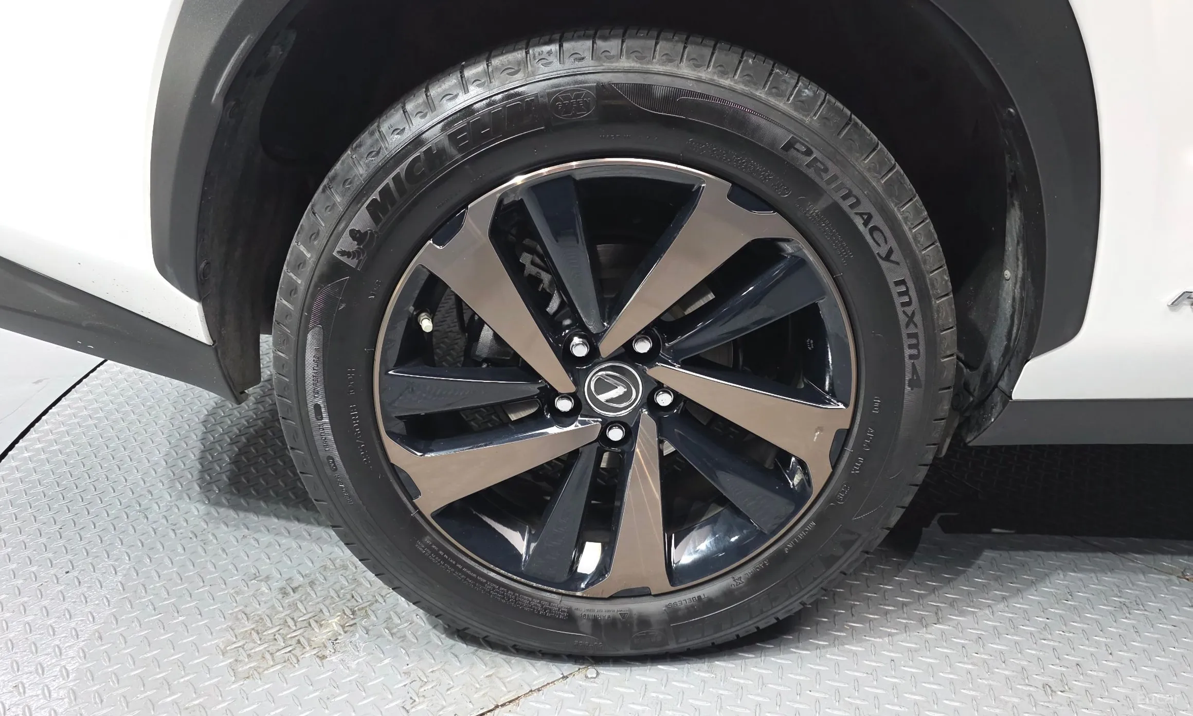 Lexus NX300h превью 5
