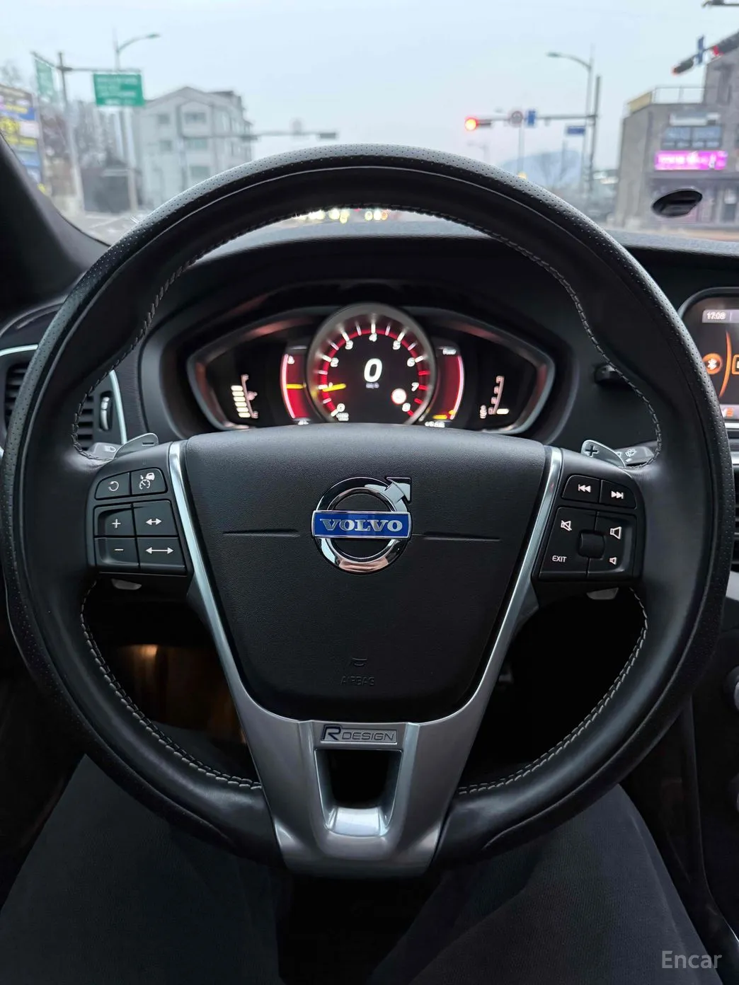 Volvo V40 превью 16