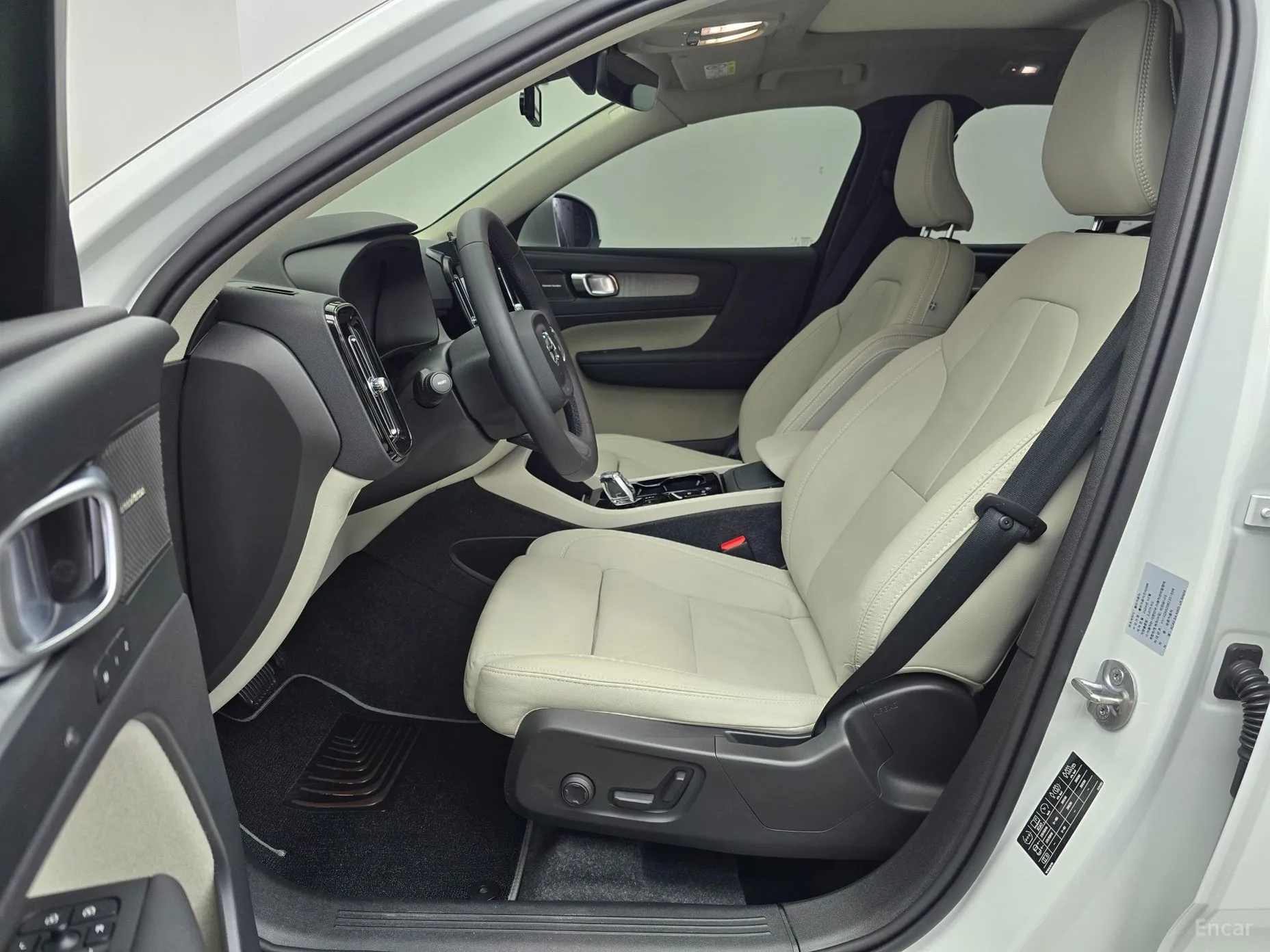Volvo XC40 превью 10
