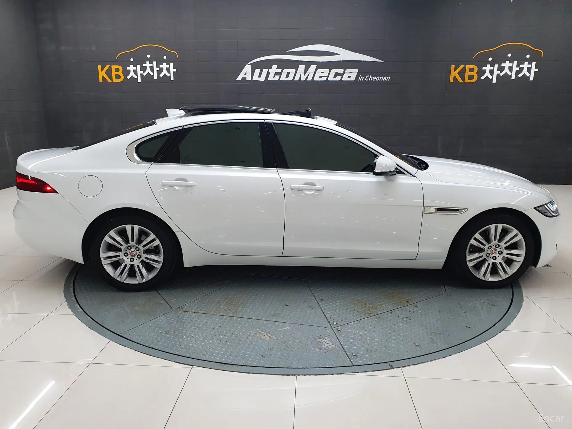 Jaguar XF (x260) превью 17