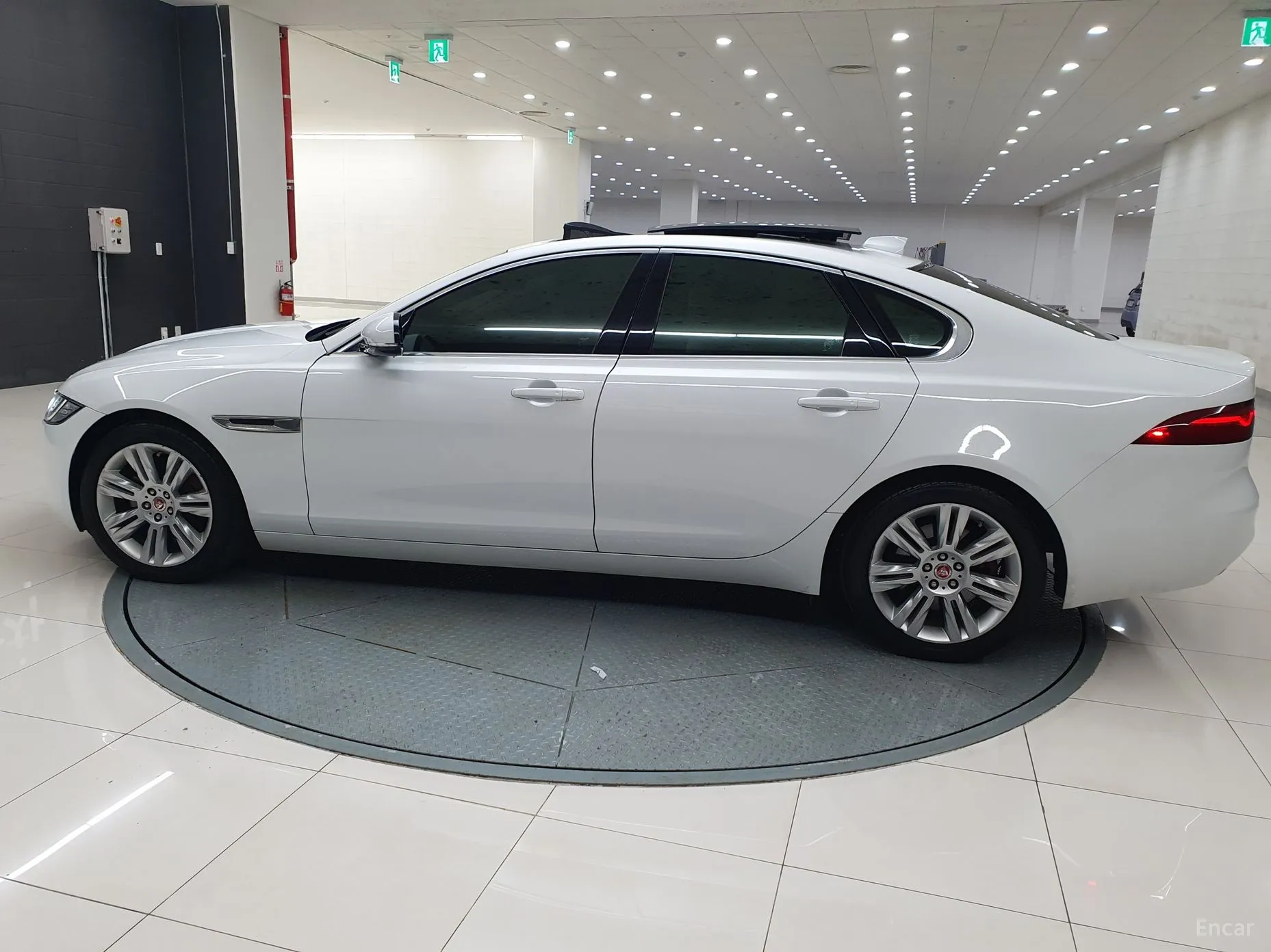 Jaguar XF (x260) превью 19