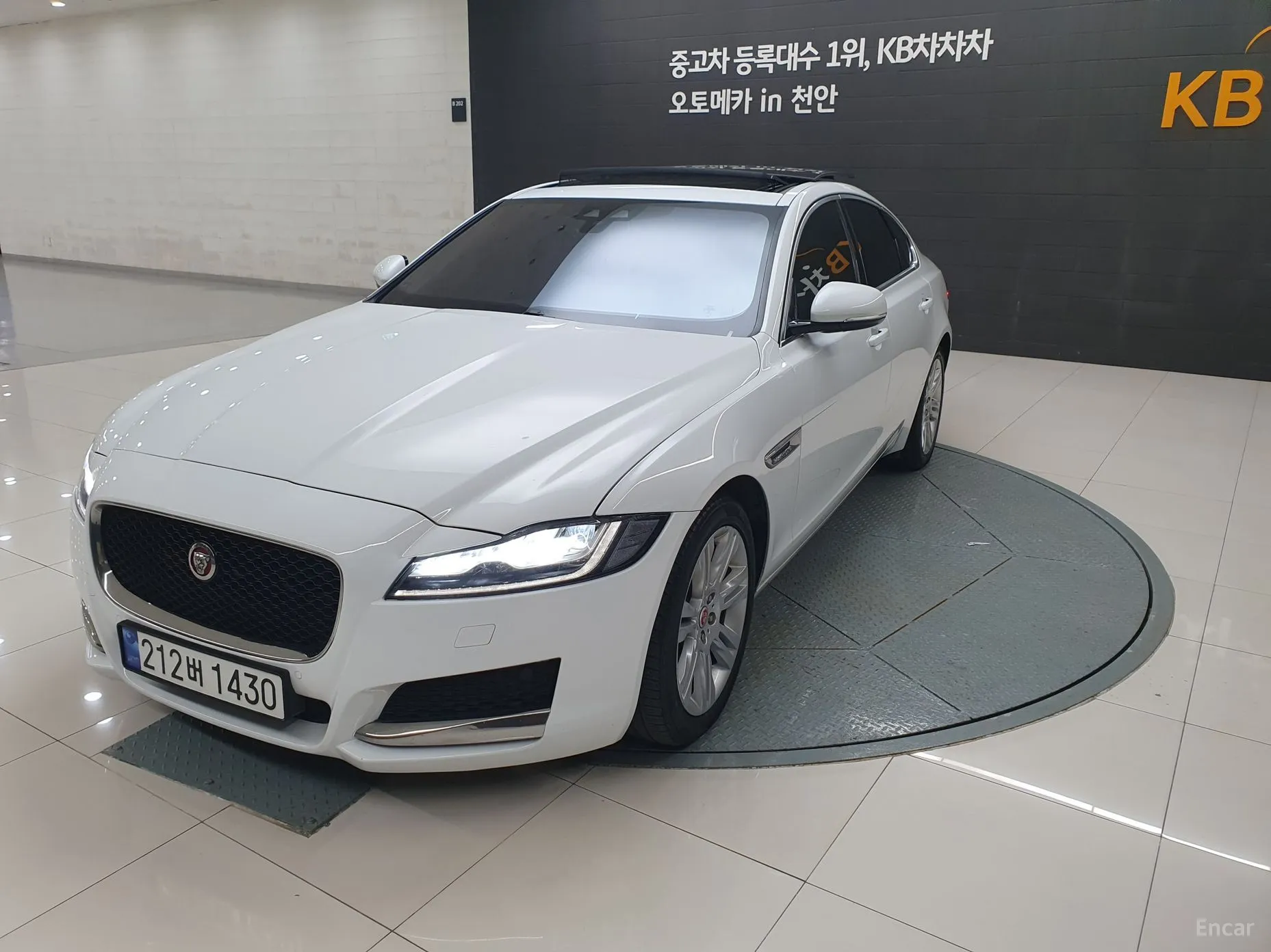 Jaguar XF (x260) превью 20