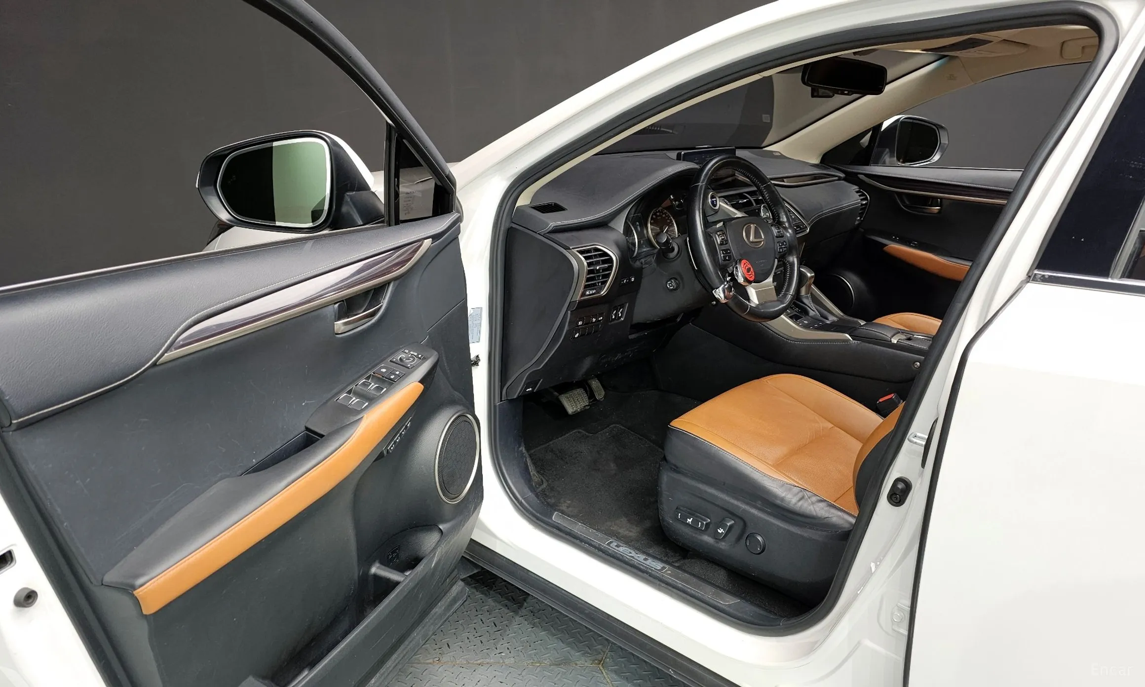 Lexus NX300h превью 10